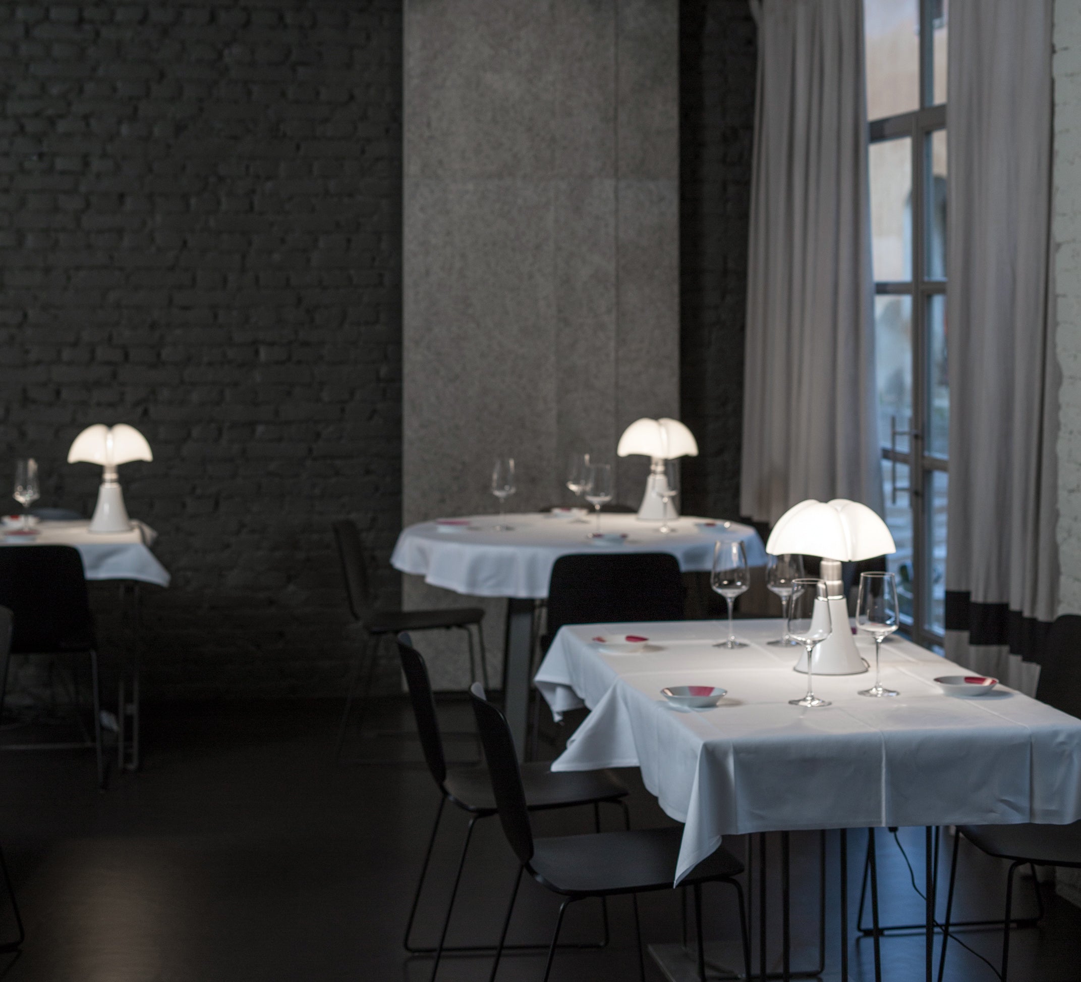 Tischlampe MINIPIPISTRELLO mit opalisiertem Schirm und weißem Fuß