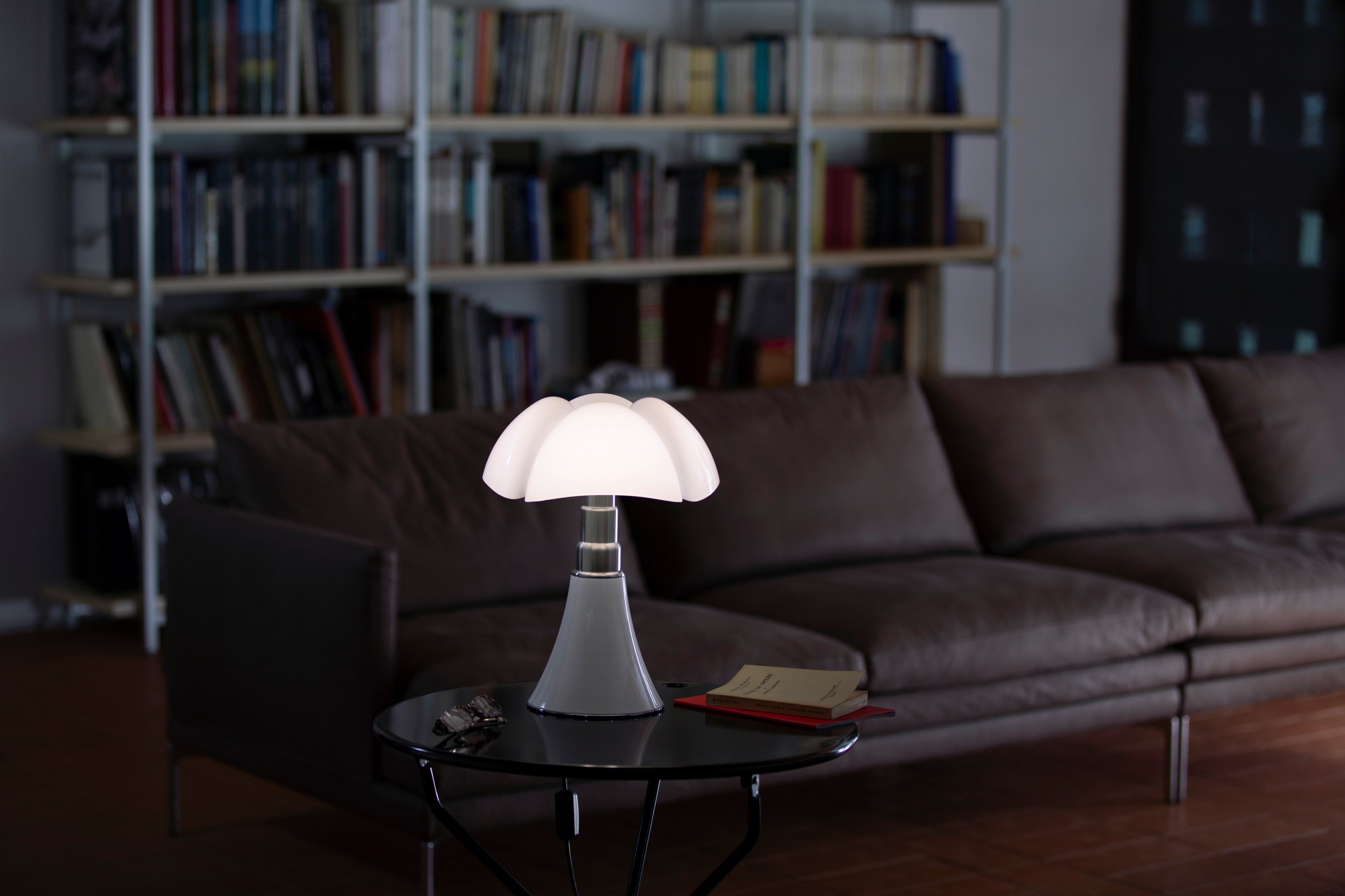 Tischlampe MINIPIPISTRELLO mit opalisiertem Schirm und weißem Fuß