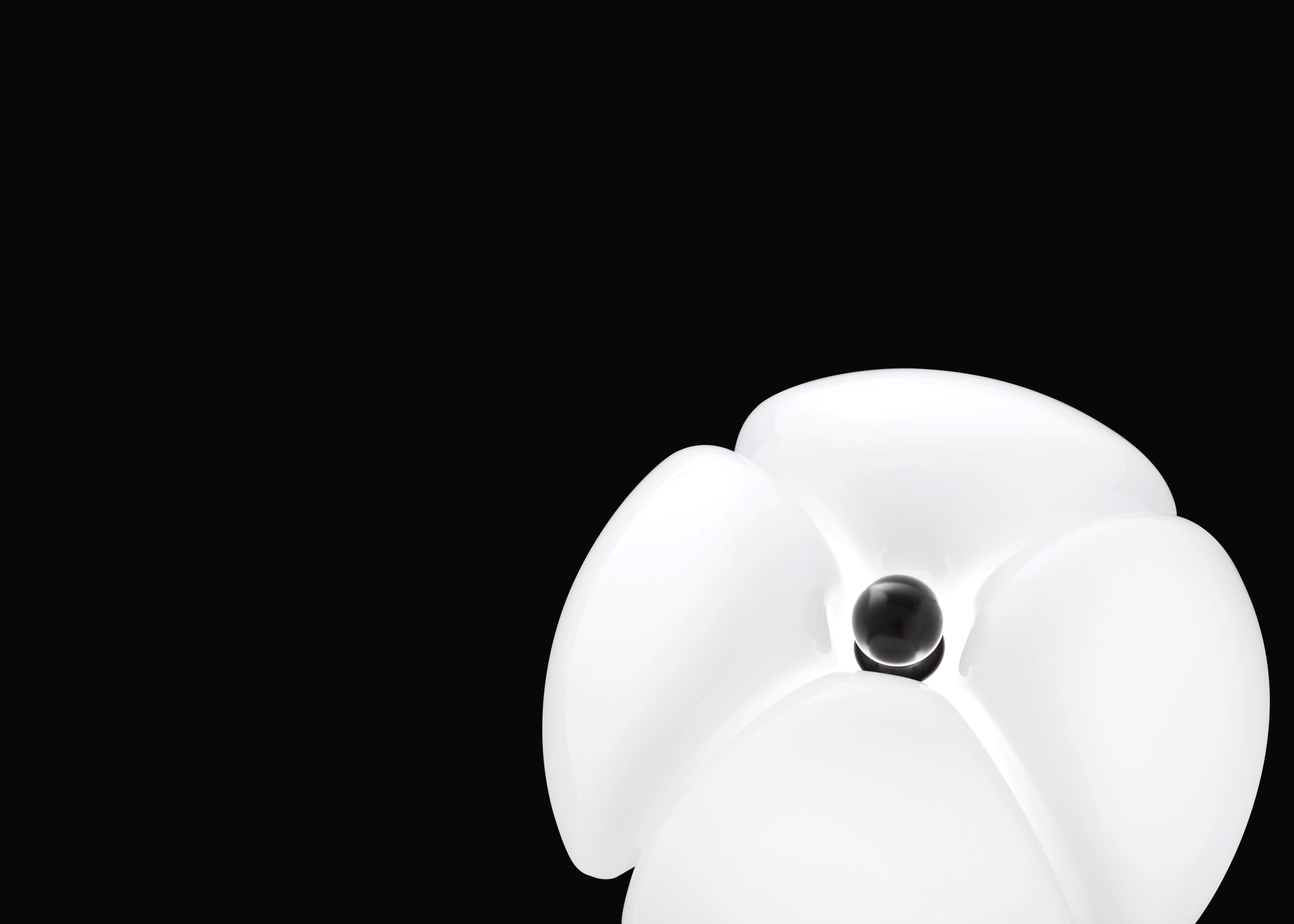 Tischlampe MINIPIPISTRELLO mit opalem Schirm und messingfarbener Basis