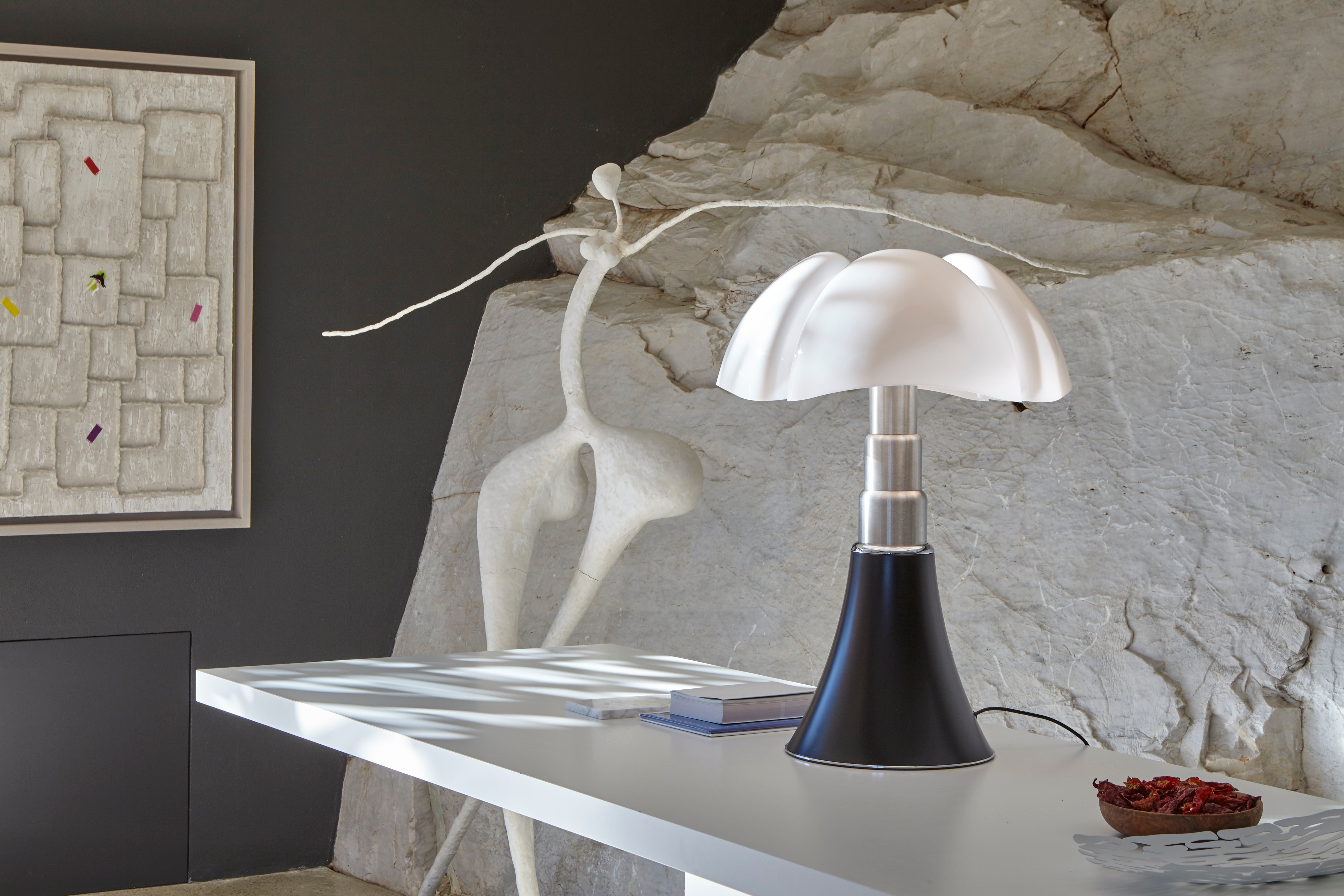 Lampa stołowa PIPISTRELLO opalowy klosz z czarną podstawą