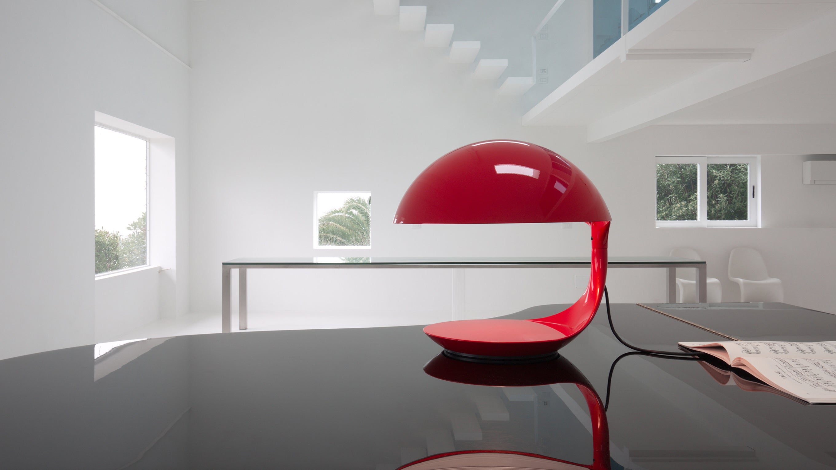 Cobra Table Lamp in Glossy Red