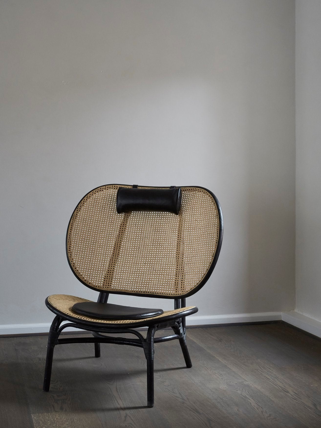Fotel NOMAD czarny bambusowy z rattanem NORR11    Eye on Design