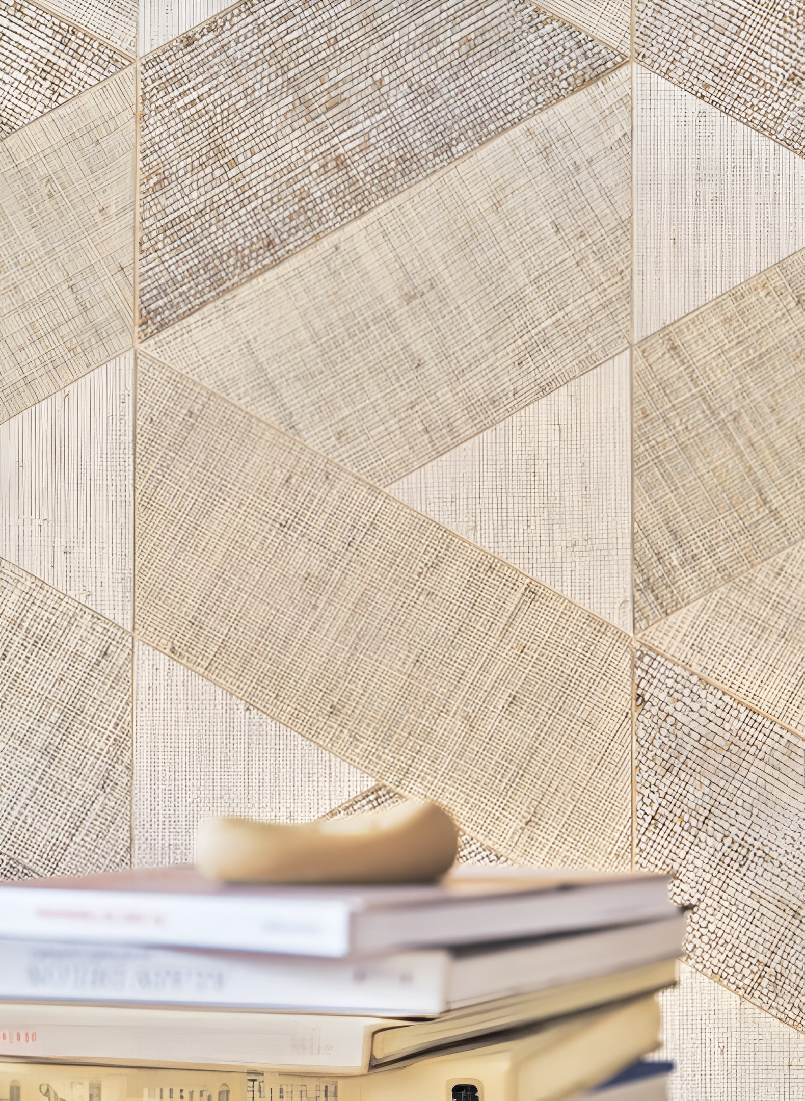 Natural wallpaper with a geometric pattern made of raffia SOLAL - WHITE with beige