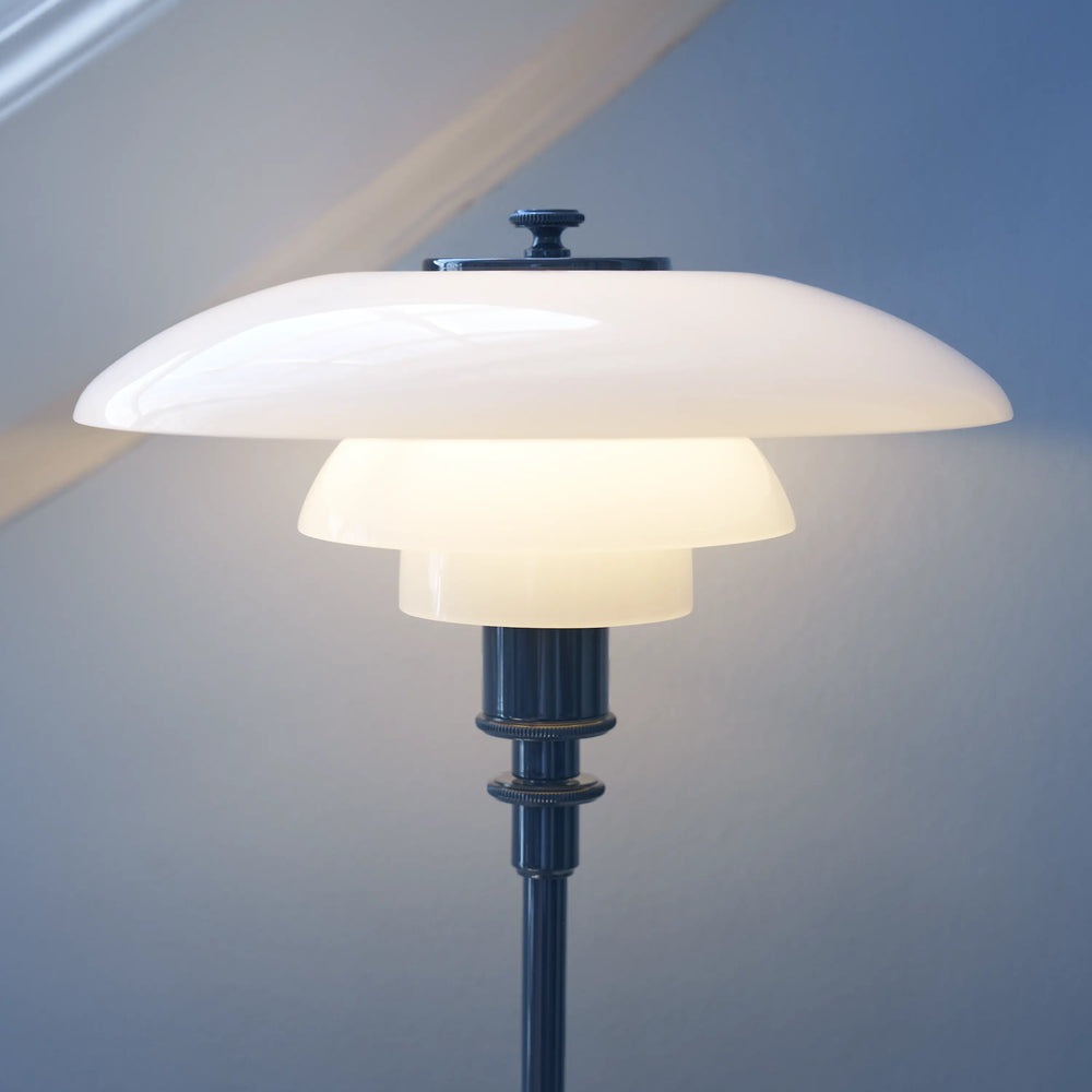 Tischlampe PH 2/1 in Weiß mit blauer Basis