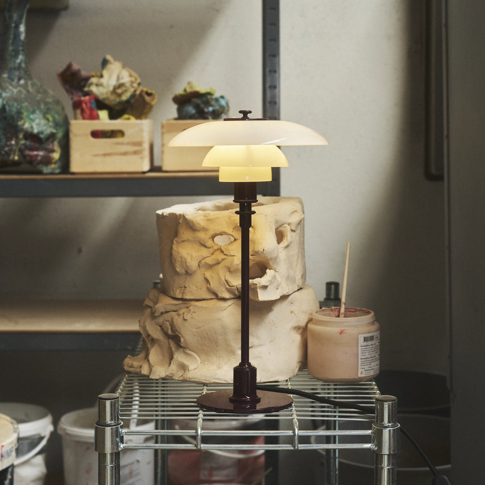 Tischlampe PH 2/1 in Weiß mit bordeauxfarbenem Fuß