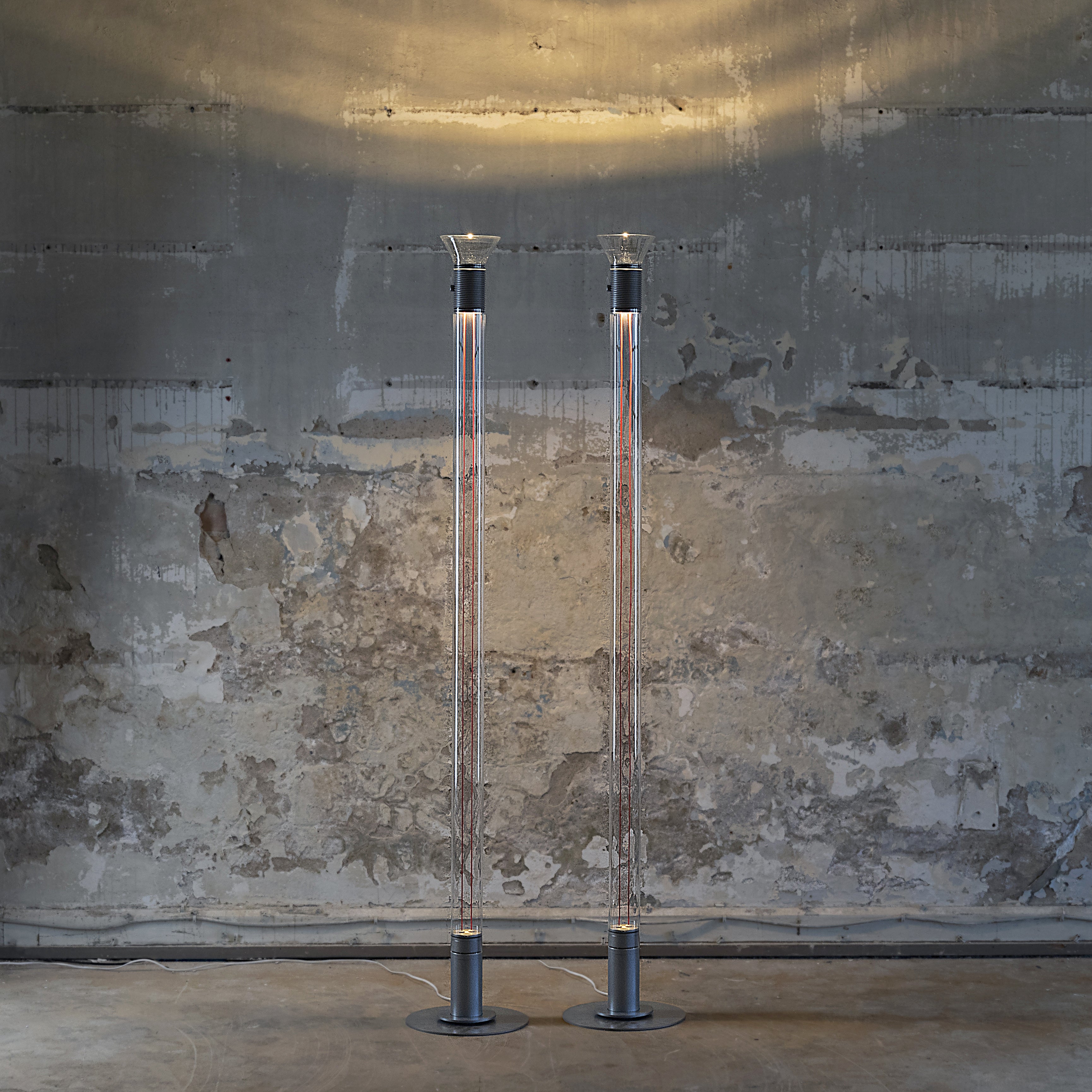Stehlampe DIA transparent mit mattschwarzen Elementen