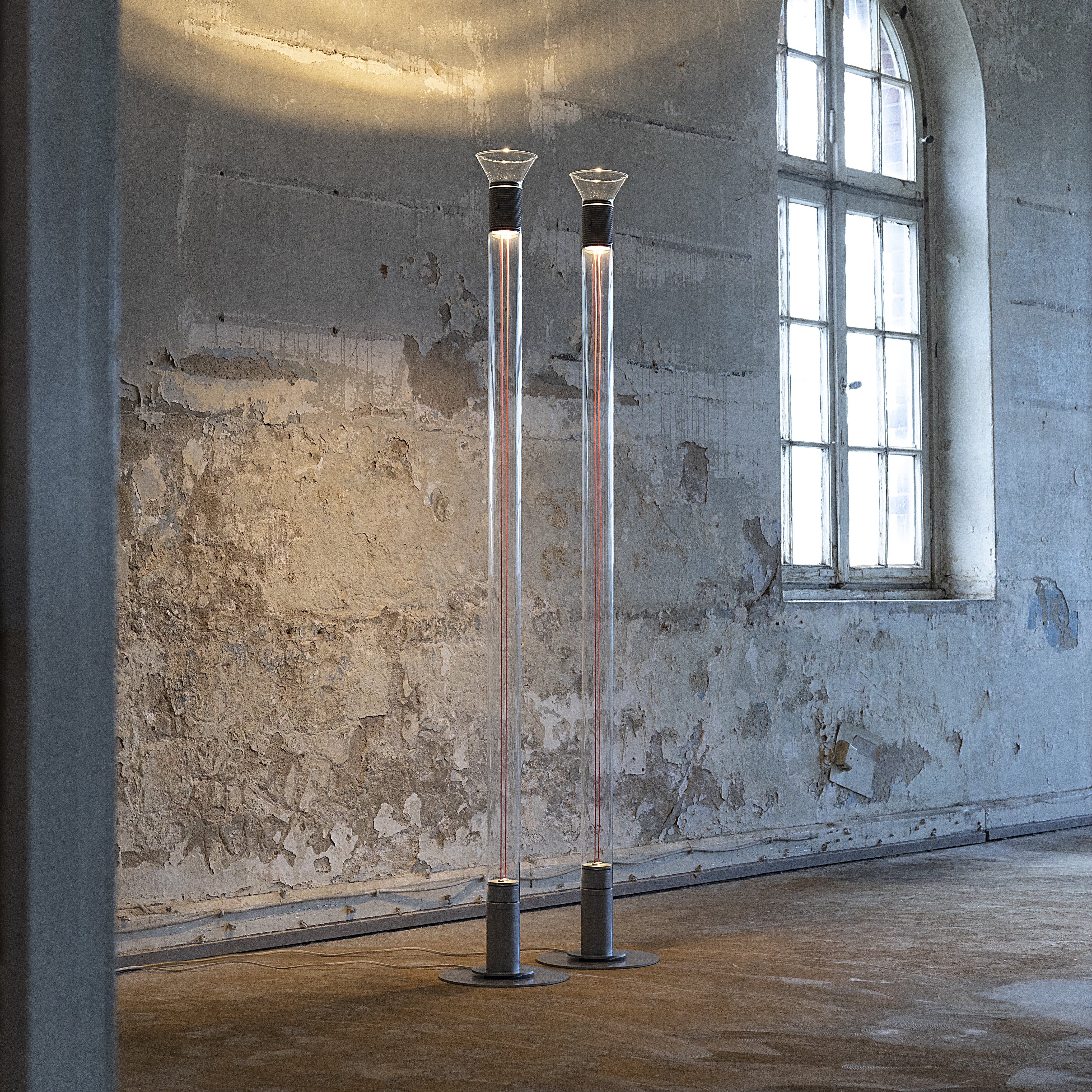 Stehlampe DIA transparent mit mattschwarzen Elementen