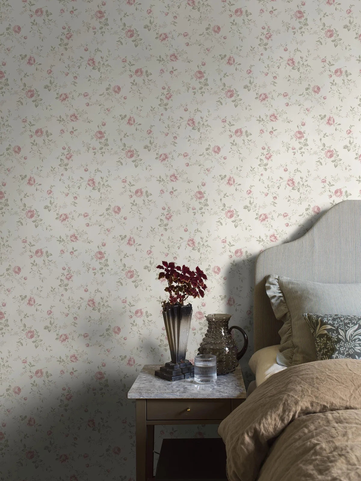 Rose Garden Floral Pattern Wallpaper White