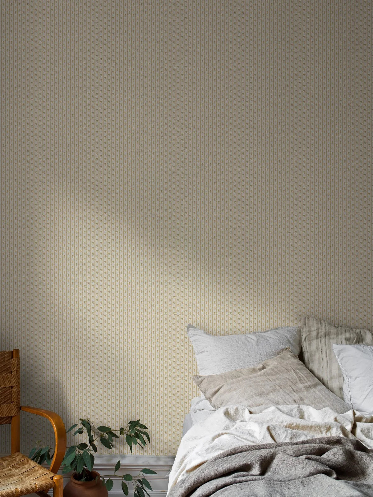 Tapete mit Pflanzenmotiv LILLA LYCKAN in Weiß mit Gelb