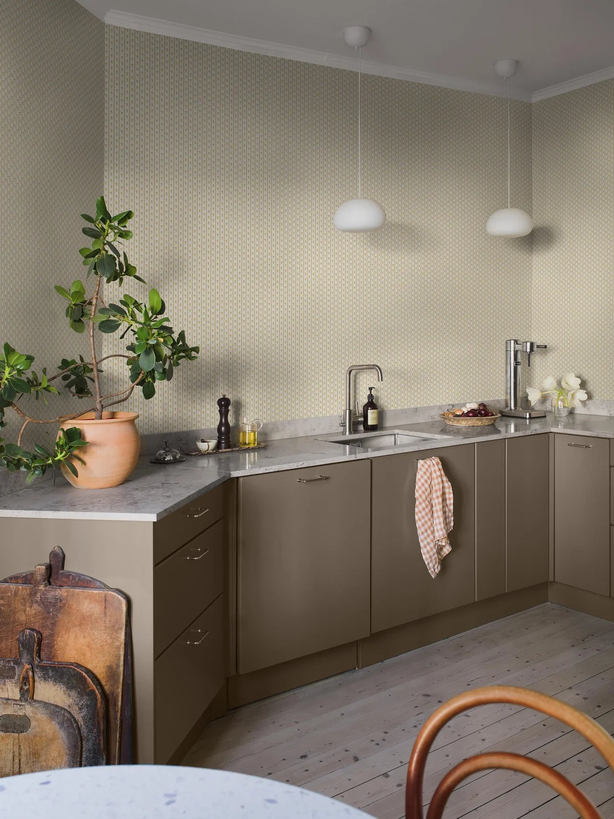 Tapete mit Pflanzenmotiv LILLA LYCKAN in Weiß mit Gelb