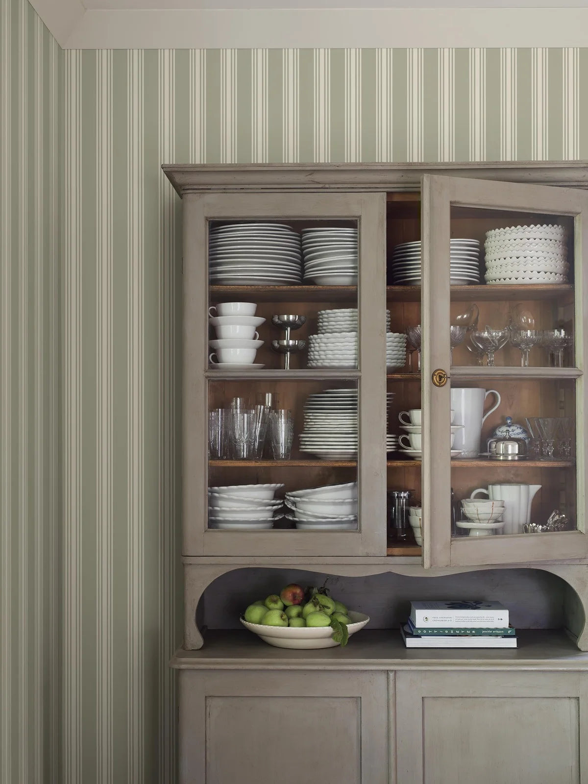 Tapete mit Streifen GUNNEBO grün mit weiß