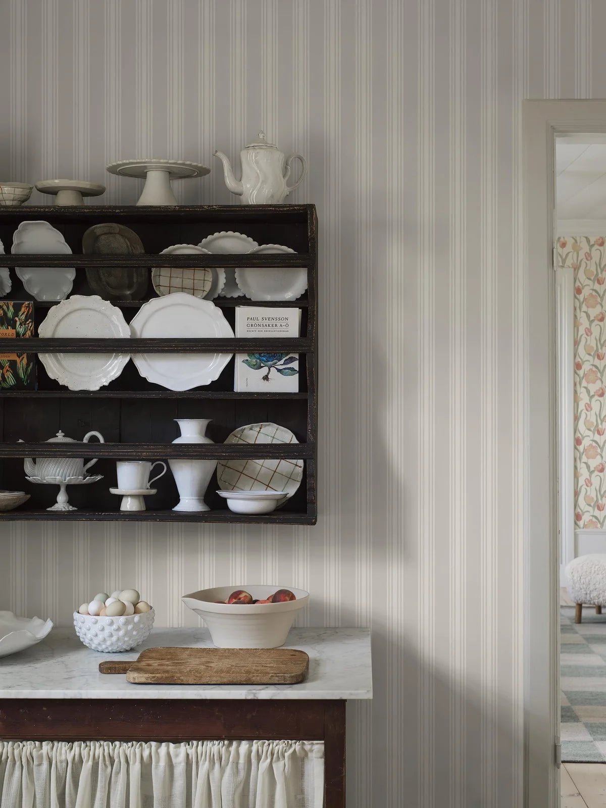 Tapete mit Streifen GUNNEBO hellrosa mit Weiß