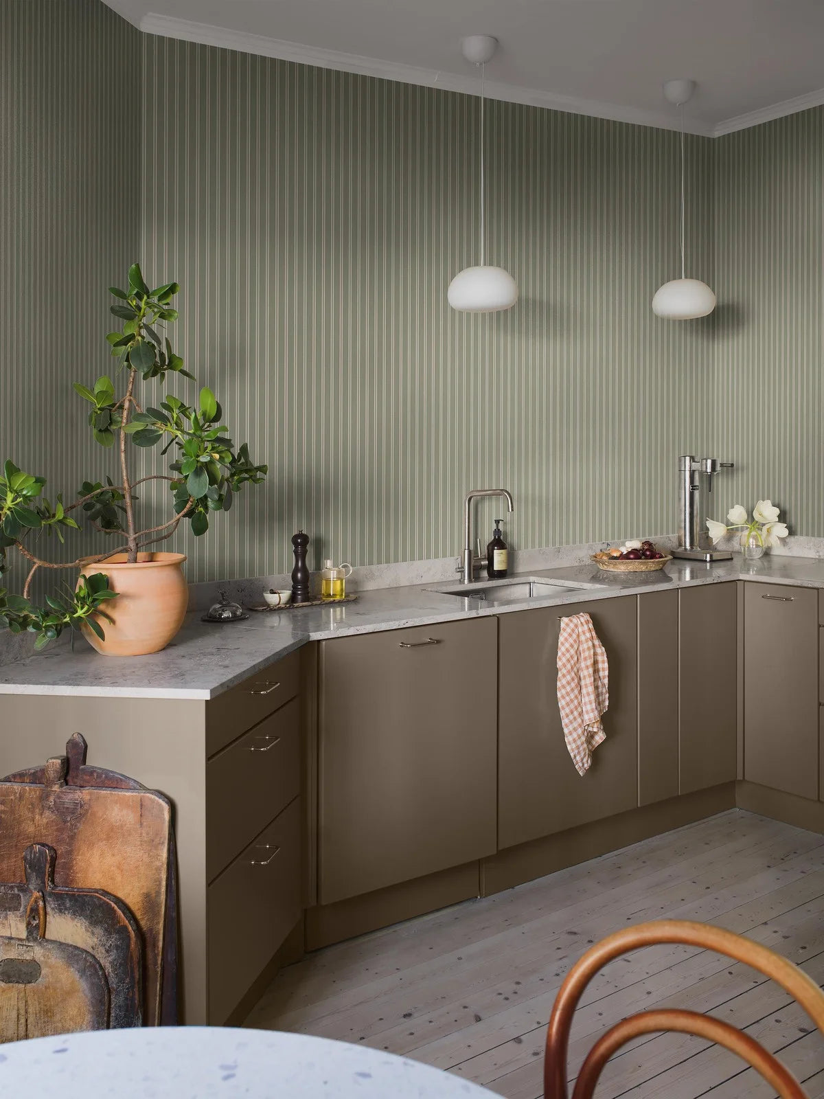 Gestreifte Tapete PÄRLRAND grün mit weiß