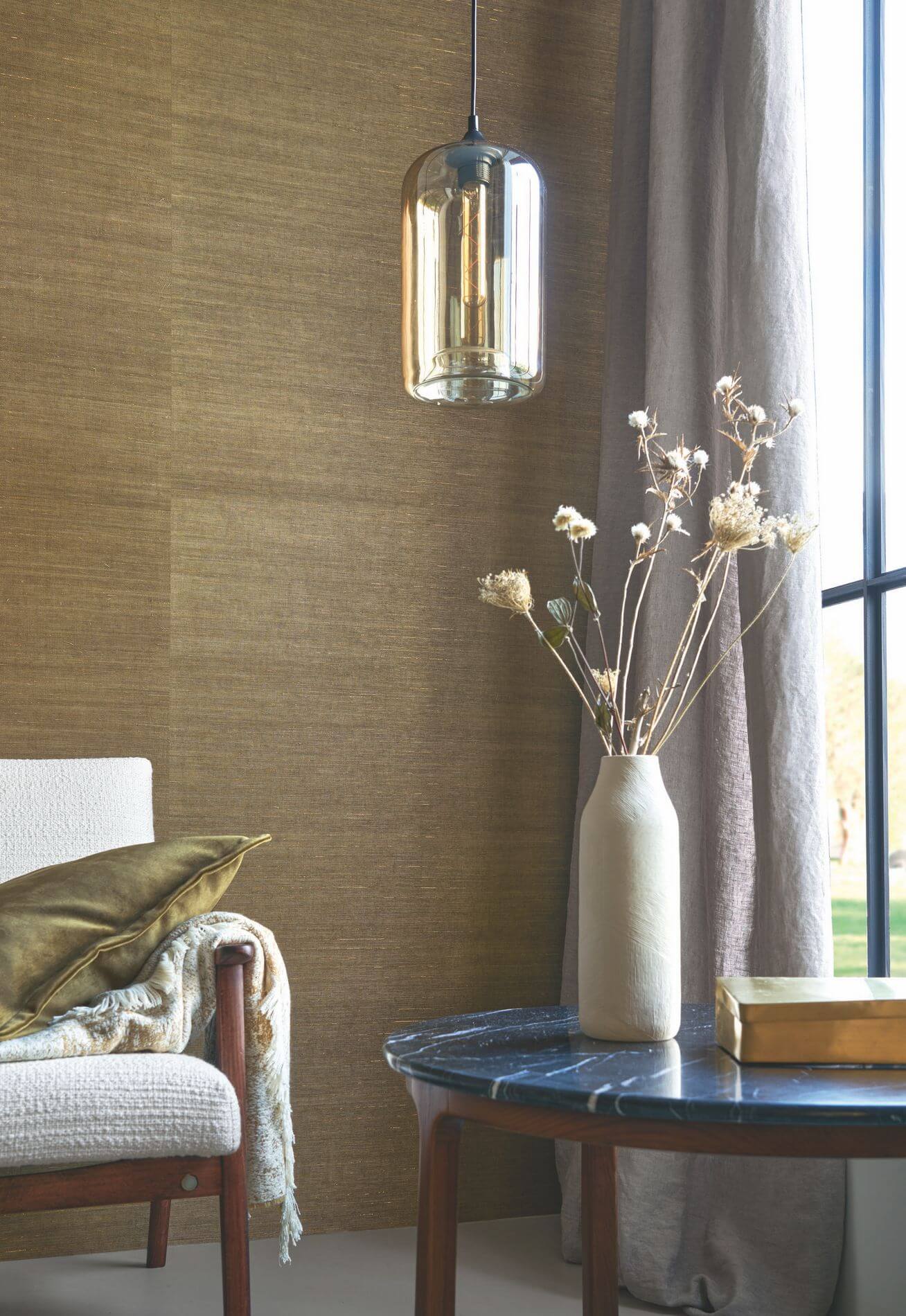 Strukturierte Tapete in natürlicher Agavenblatt-Optik STRIATA - KAKI/OR khaki mit braunem Akzent