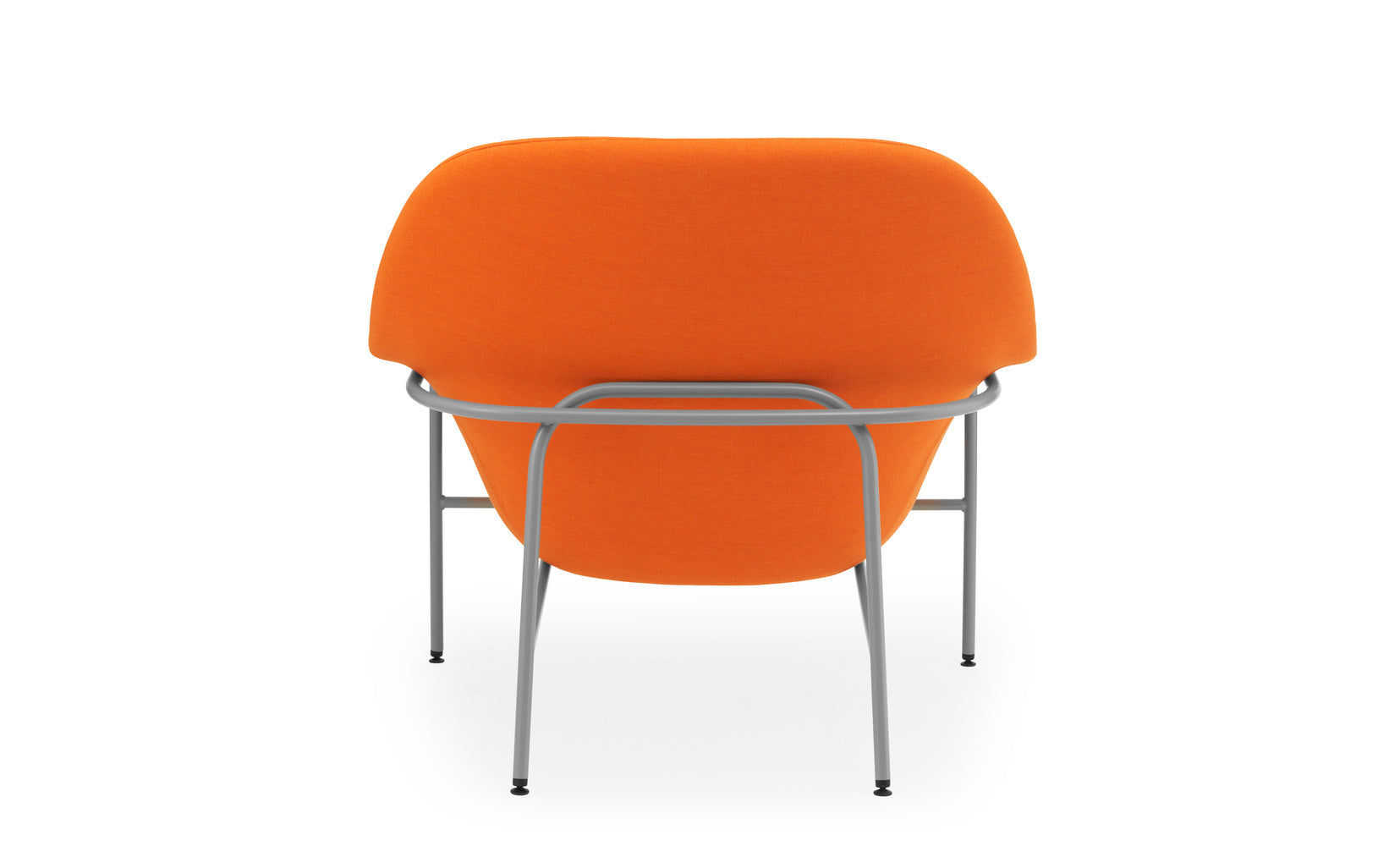 Drapieren niedriger Sessel mit einer grauen Metallbasis