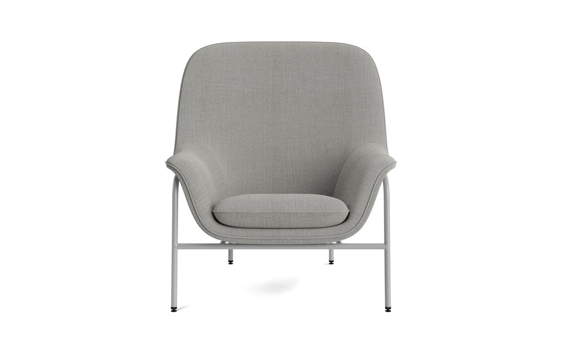 Drapieren hoher Sessel mit einer grauen Metallbasis