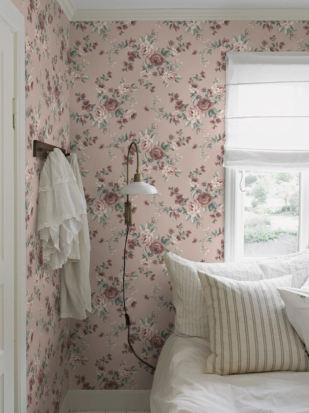 NOMI Pink Floral Pattern Wallpaper