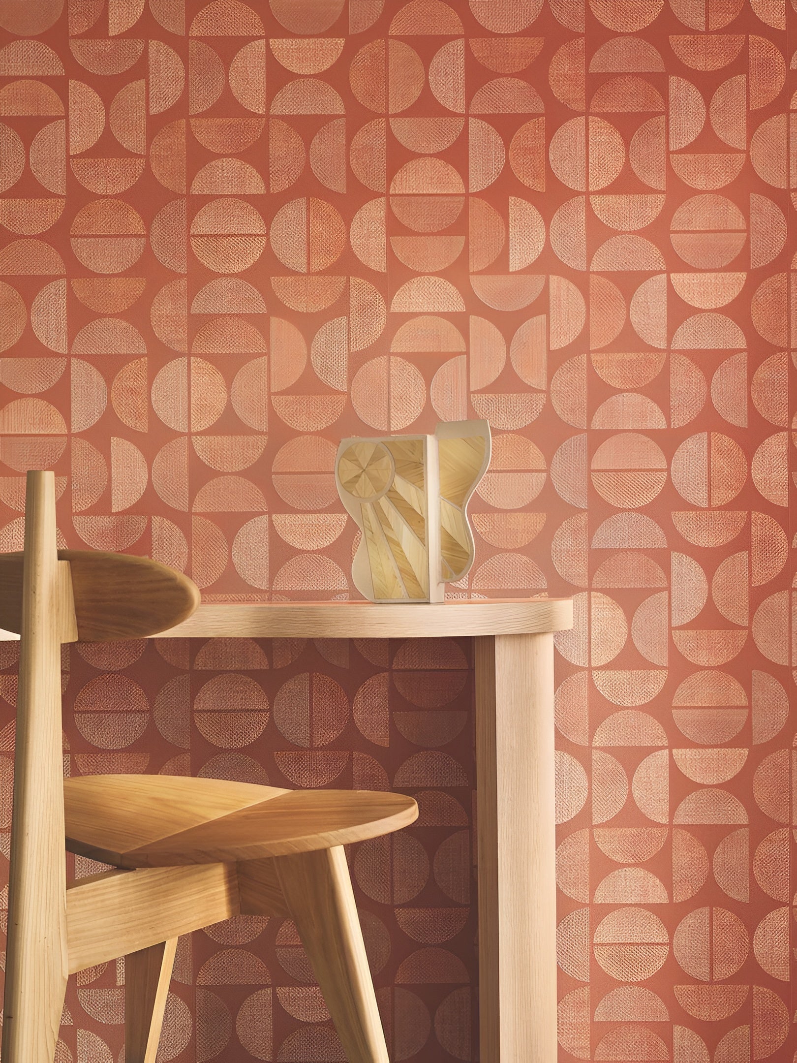 Structural wallpaper imitating raffia with a geometric pattern DUALIS - AMANDE DOUCE almond