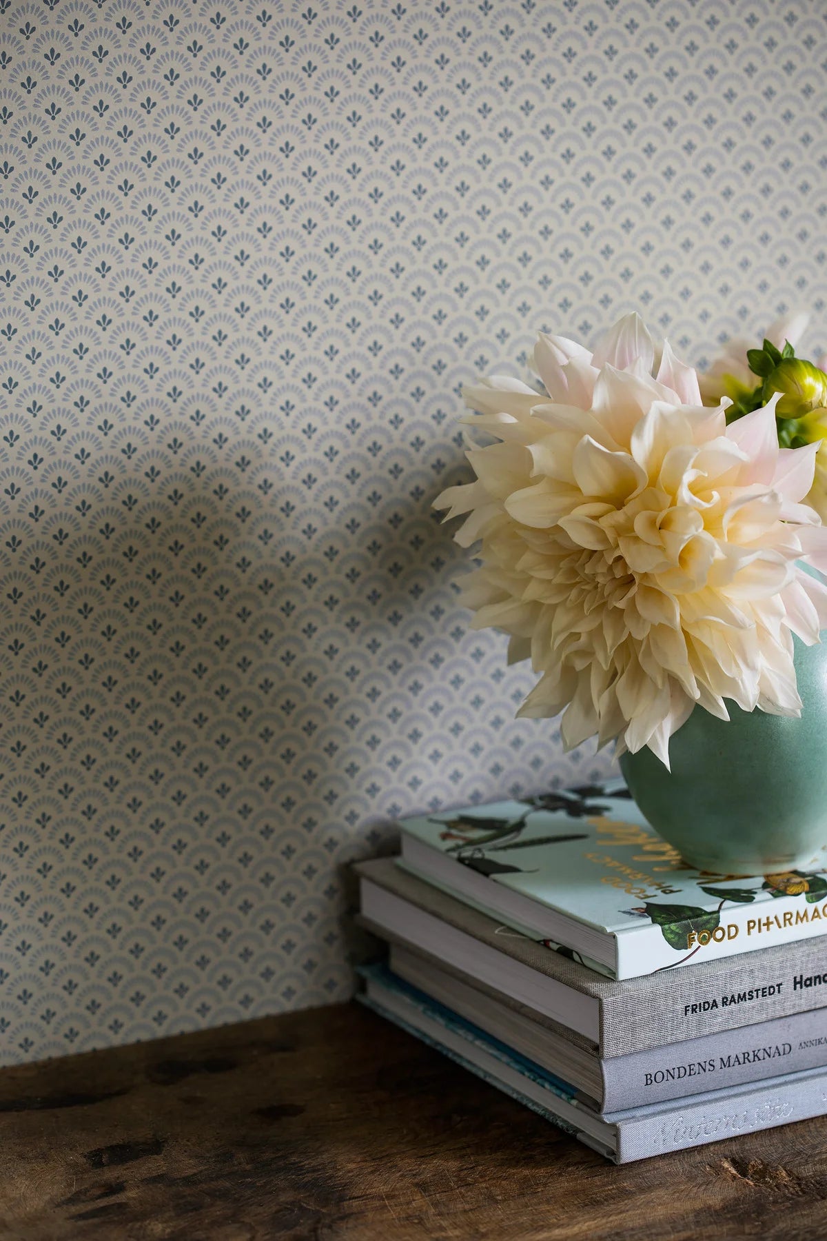 Geometric Wallpaper with Daisy Flower Motif in Gray