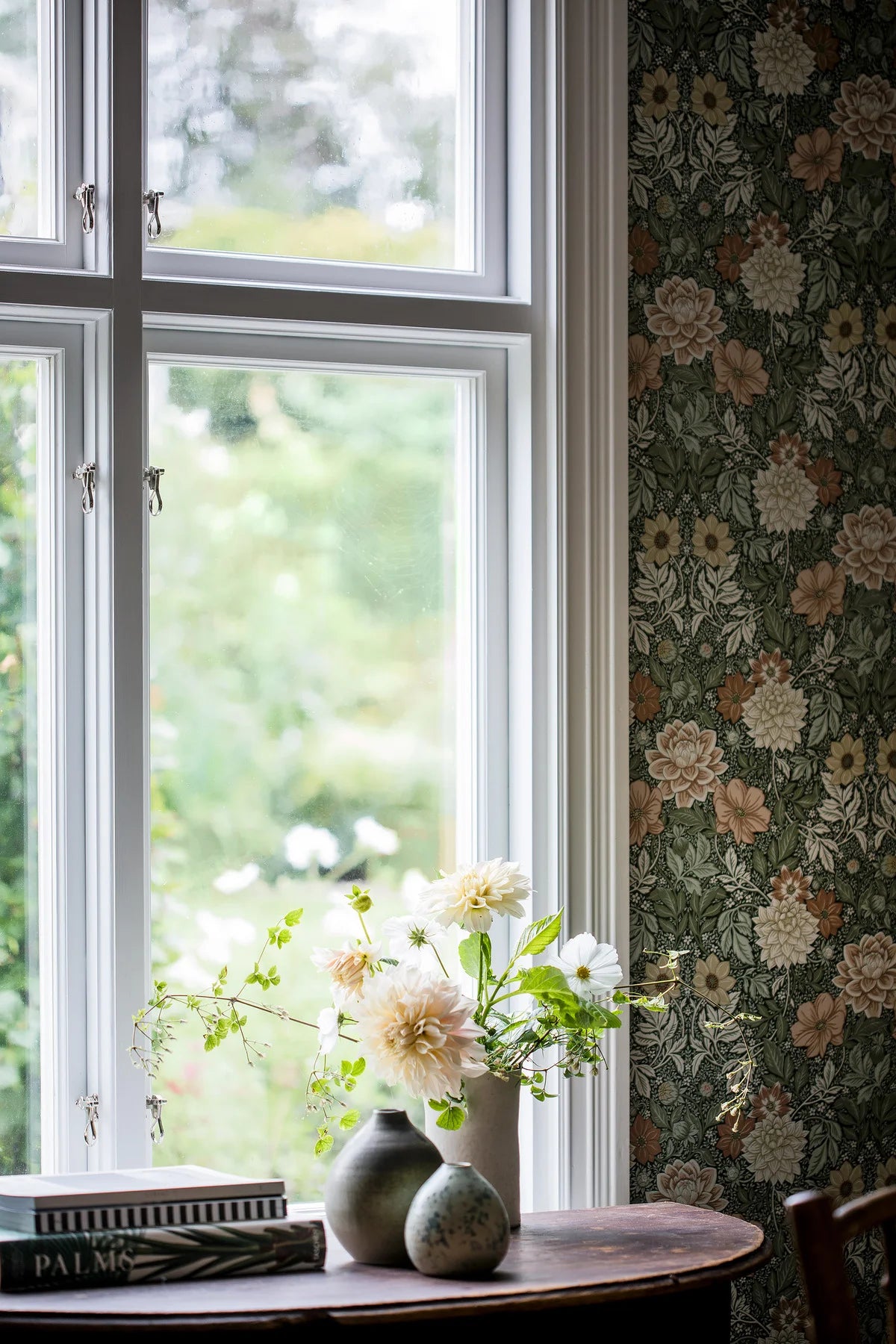 Non-woven paper wallpaper with a floral pattern DAHLIA GARDEN green with cream and pink