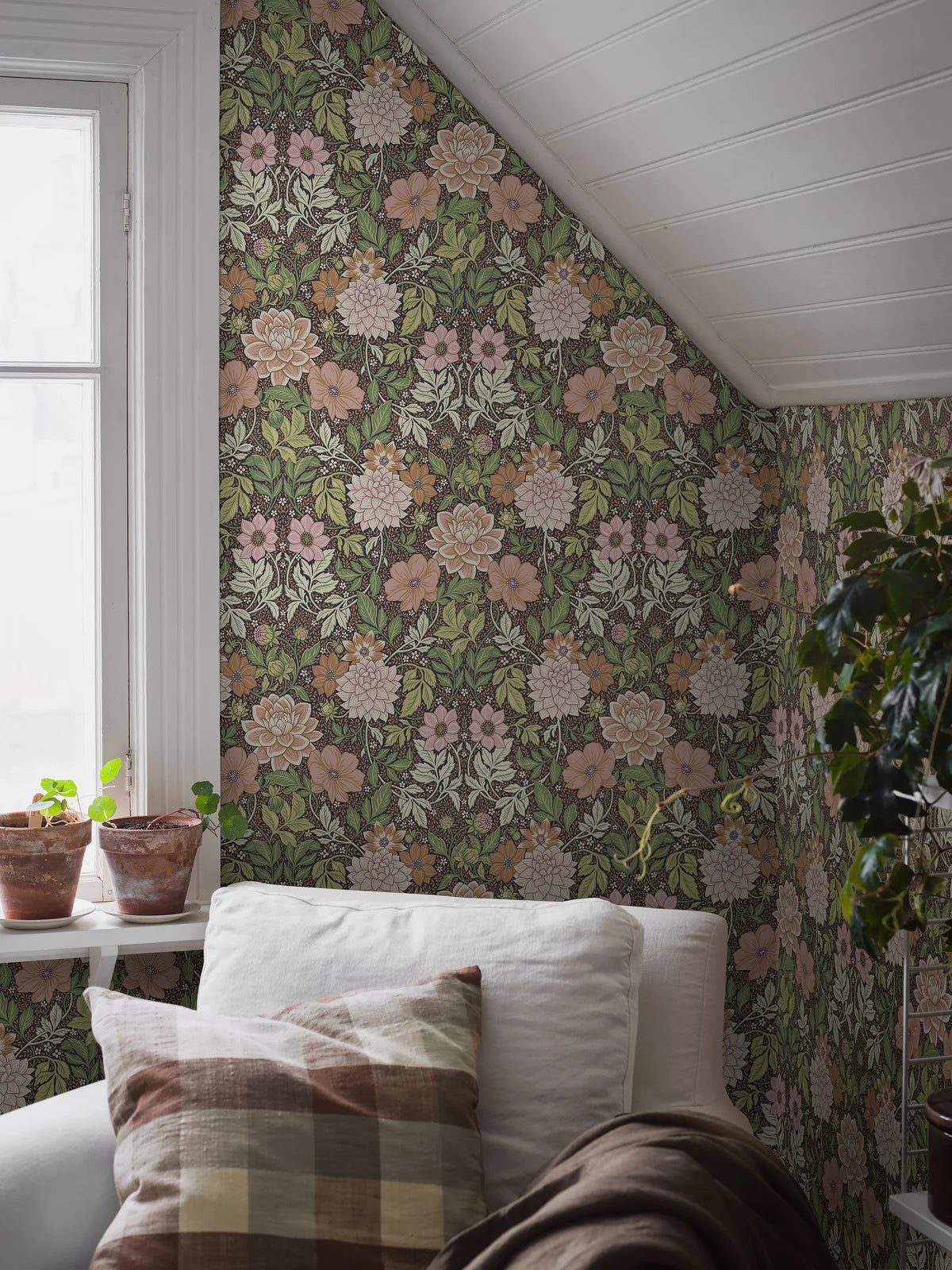 Vlies-Tapete mit Pflanzenmuster DAHLIA GARDEN hellgrün mit rosa