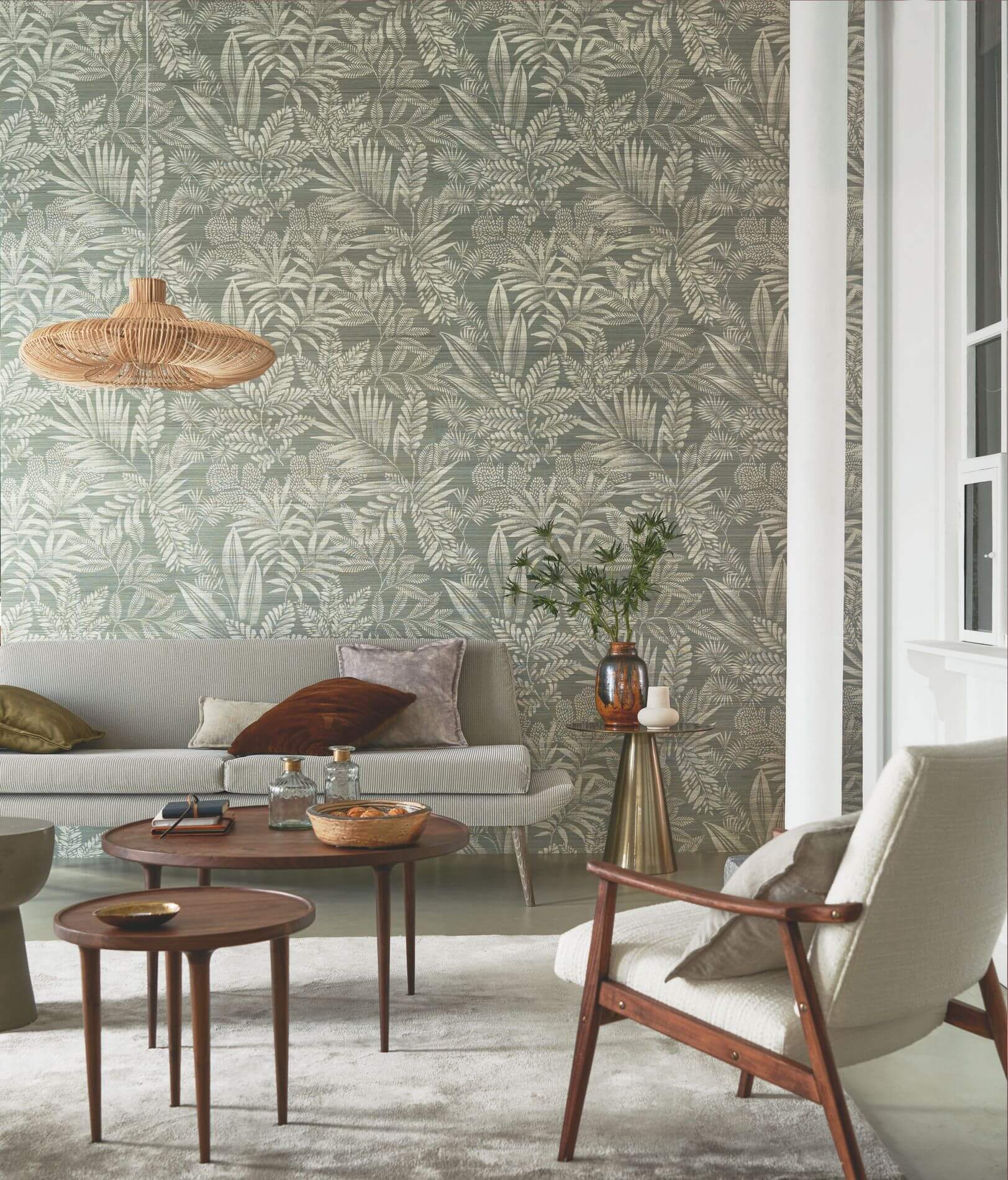 Strukturierte Tapete aus Sisal mit pflanzlichem Motiv von MANDRARE - BLEU GRISE grau mit Weiß