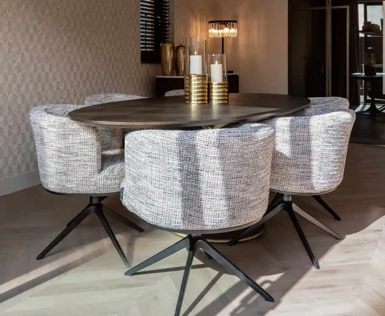 Ovaler Tisch LUXOR braun mit goldenem Fuß