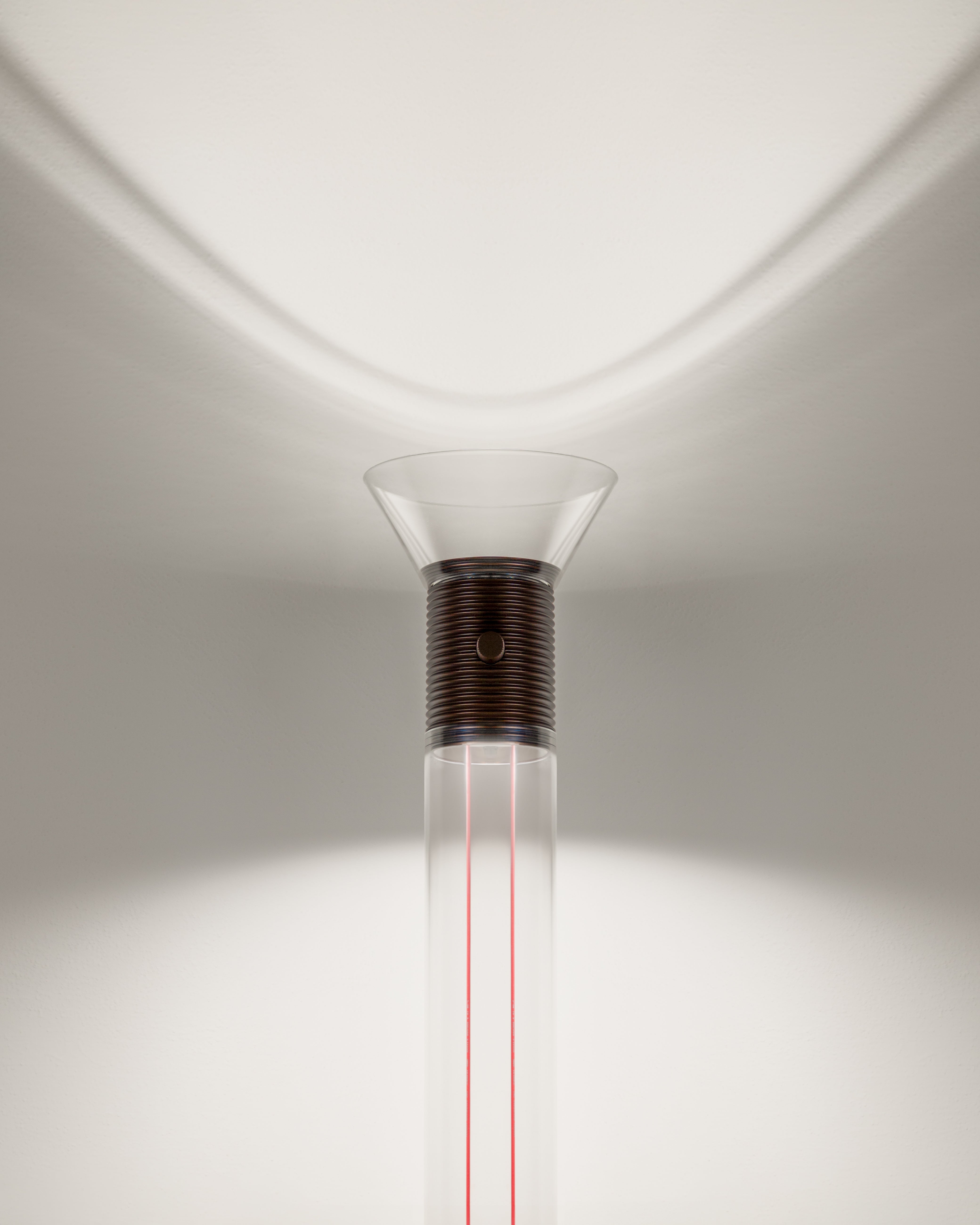 Stehlampe DIA transparent mit mattschwarzen Elementen