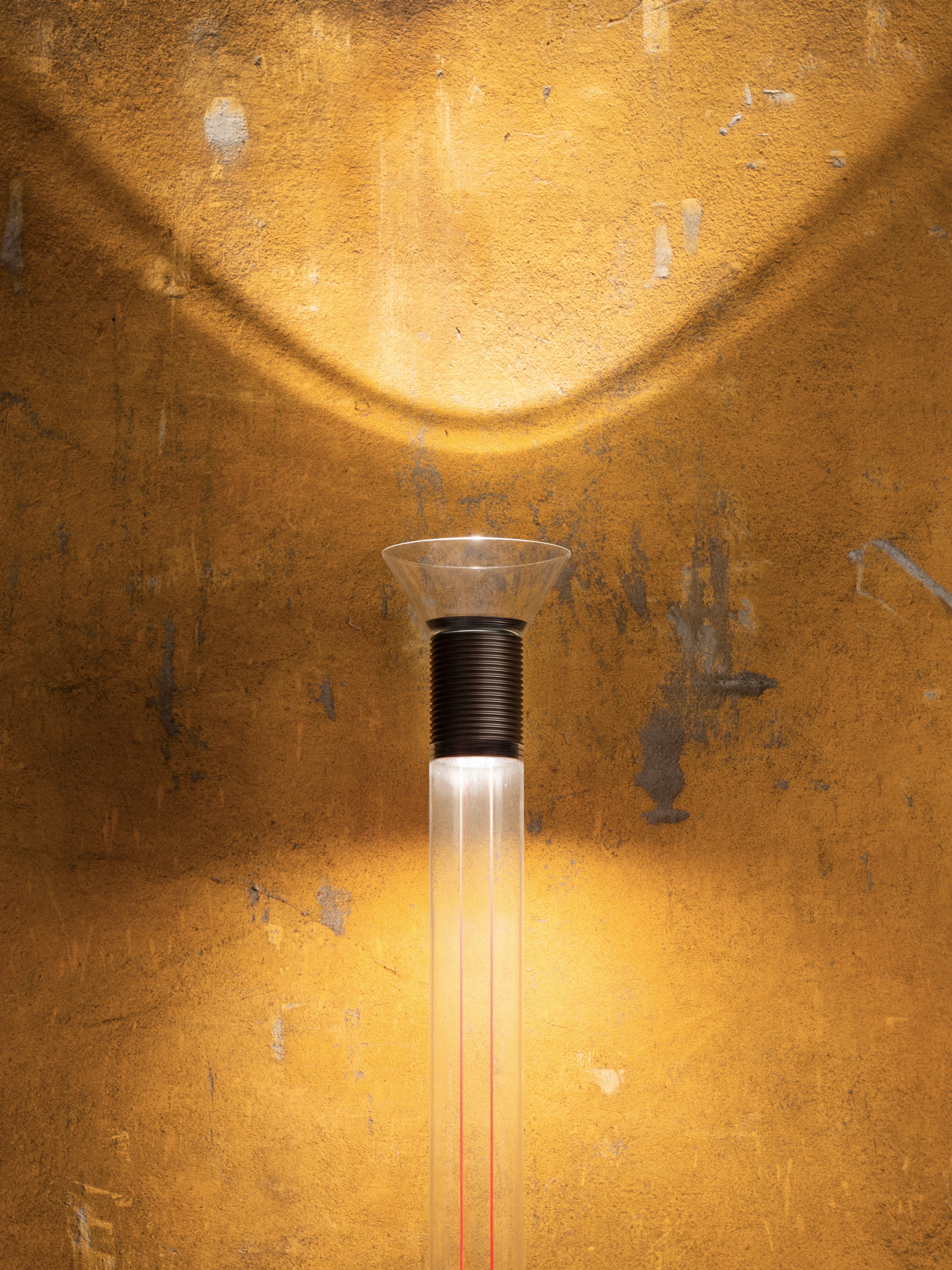 Stehlampe DIA transparent mit mattschwarzen Elementen