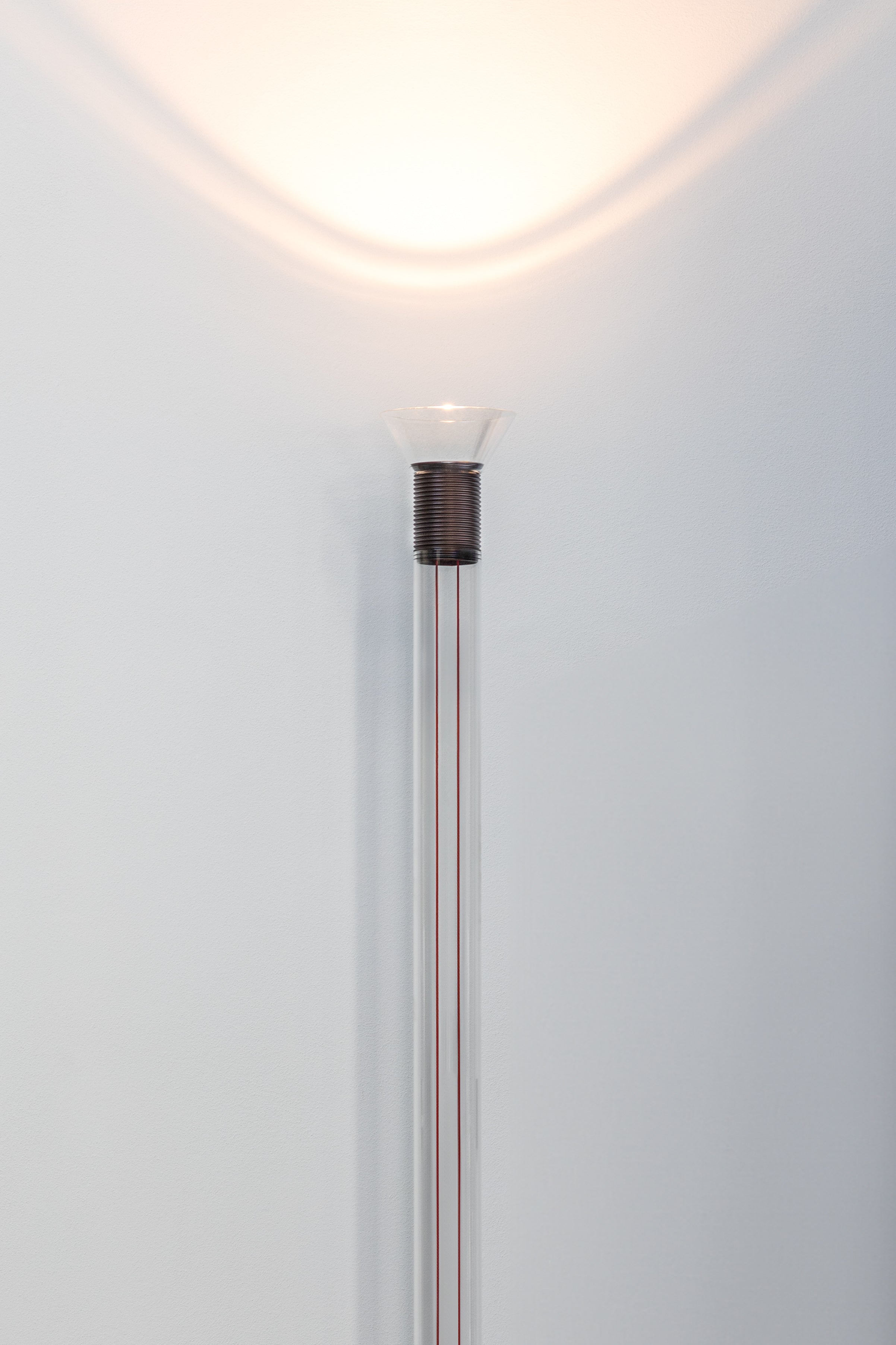 Stehlampe DIA transparent mit mattschwarzen Elementen