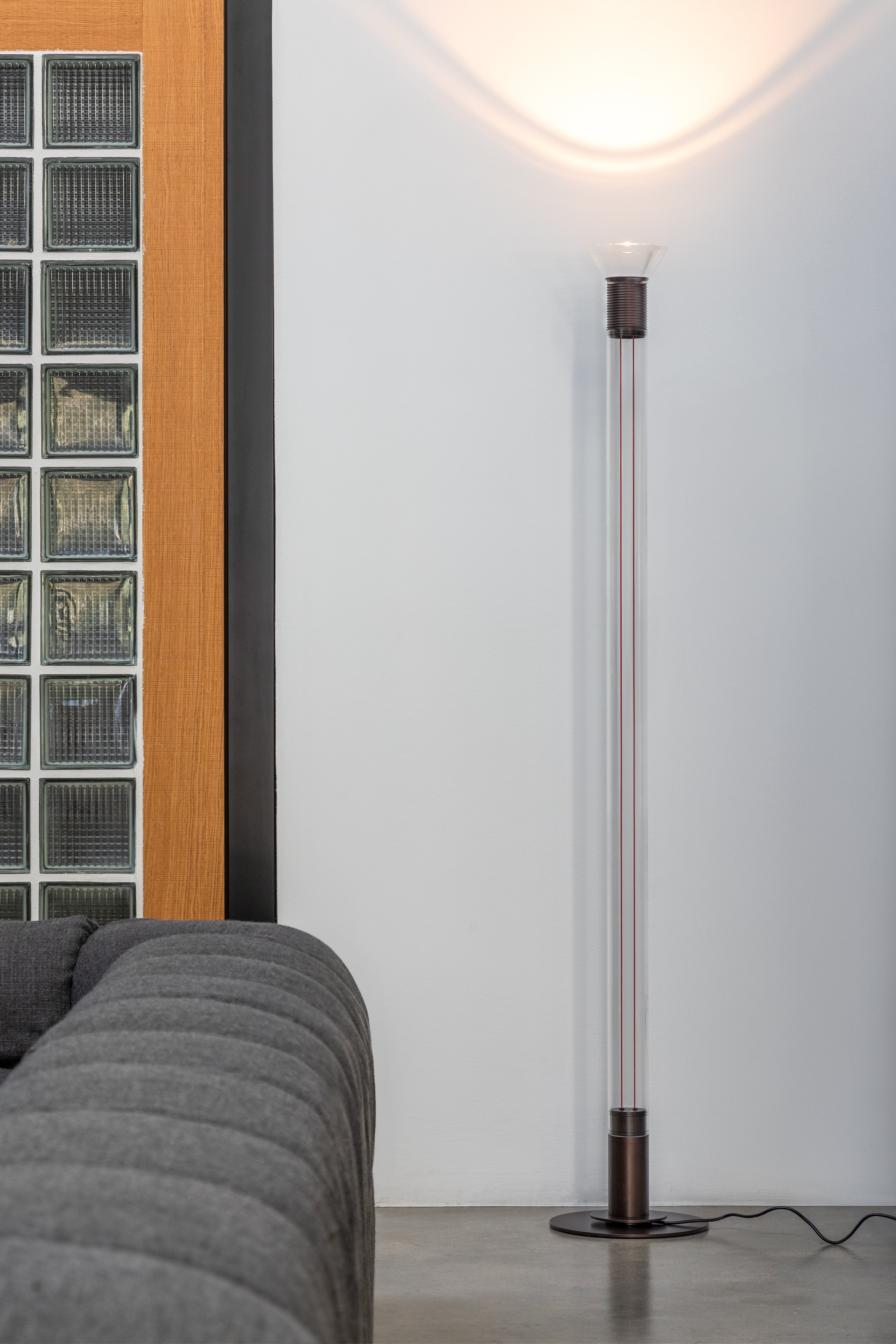 Stehlampe DIA transparent mit mattschwarzen Elementen