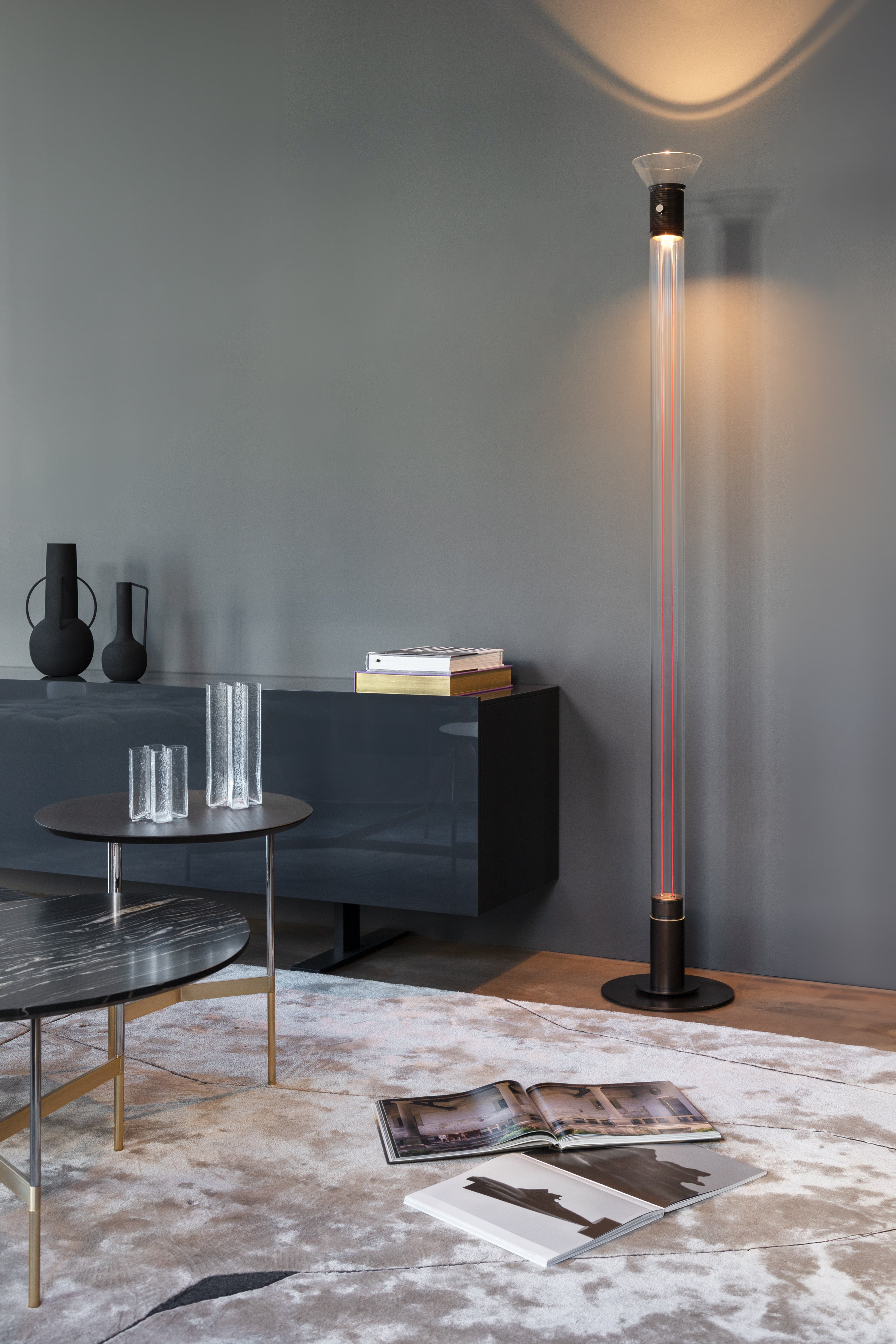 Stehlampe DIA transparent mit mattschwarzen Elementen