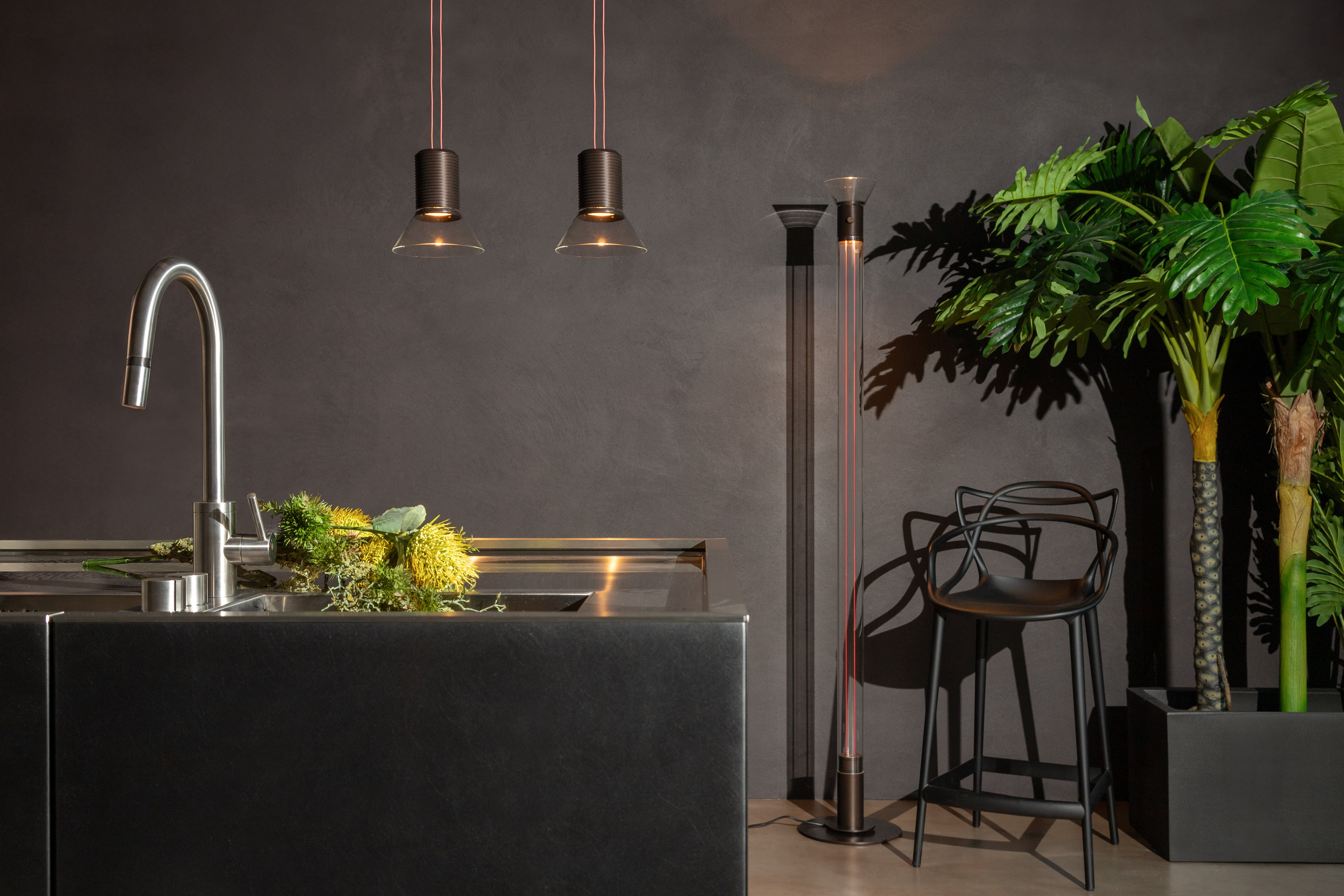Stehlampe DIA transparent mit mattschwarzen Elementen