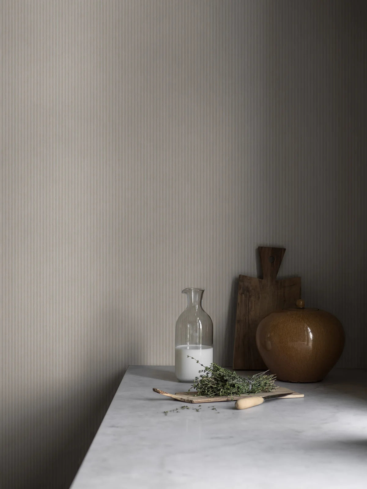 Strukturierte Tapete, die gestreiften Leinen imitiert, POLKA STRIPE grau mit beige