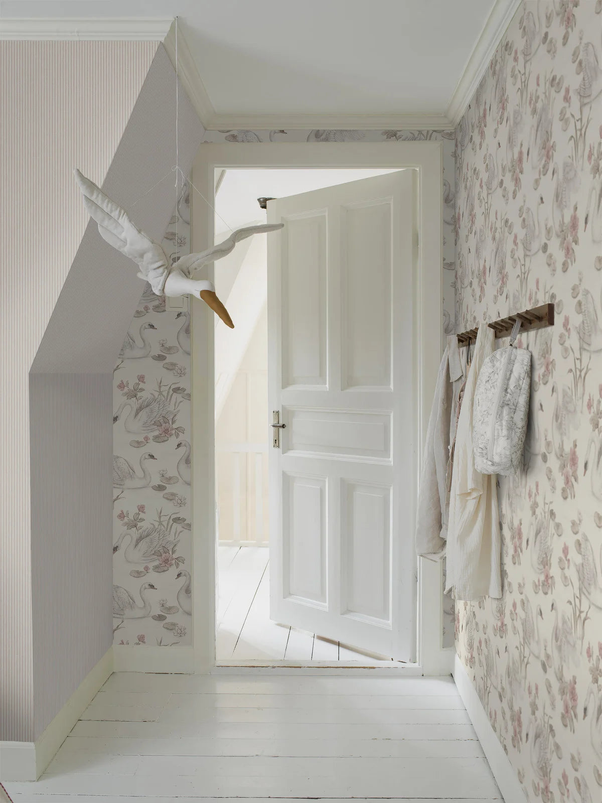 Strukturierte Tapete, die gestreiften Leinen imitiert, POLKA STRIPE, rosa mit beige