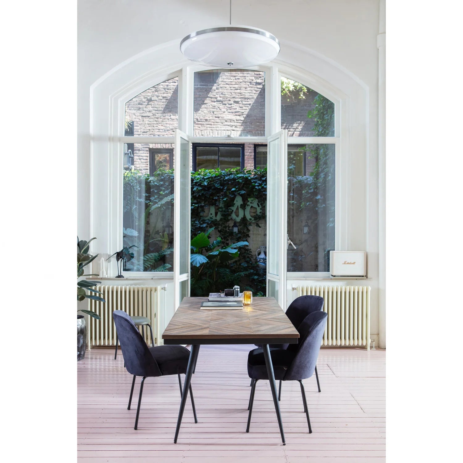 Tisch RHOMBIC aus Teakholz mit schwarzem Metallgestell