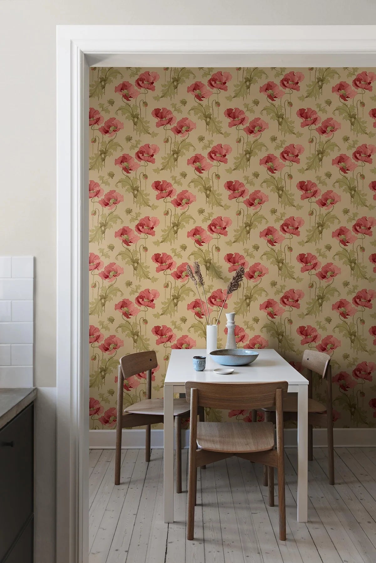 VALLMO beige mit rosa pflanzlichem Muster Vlies-Tapete