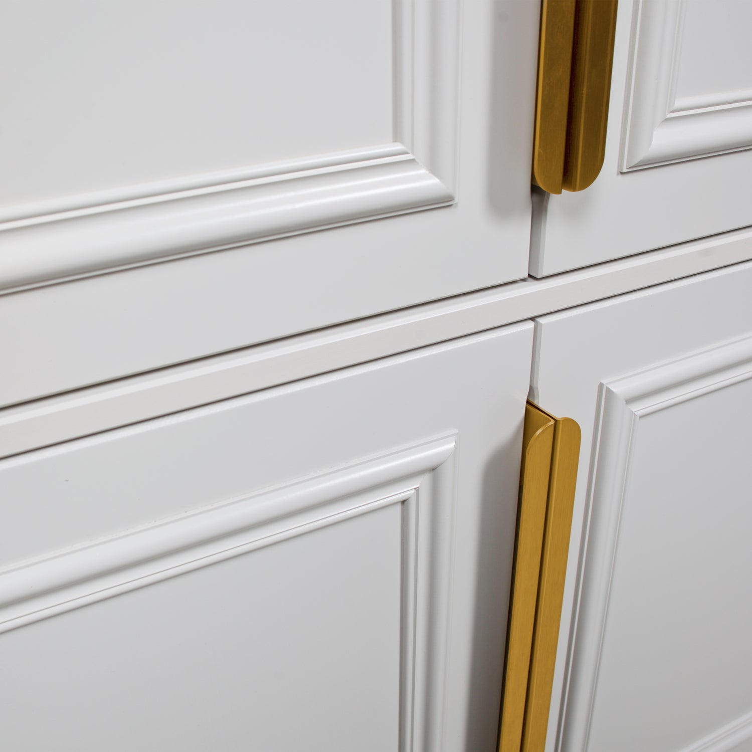 Ein hellgrauer Organizer mit altem Gold