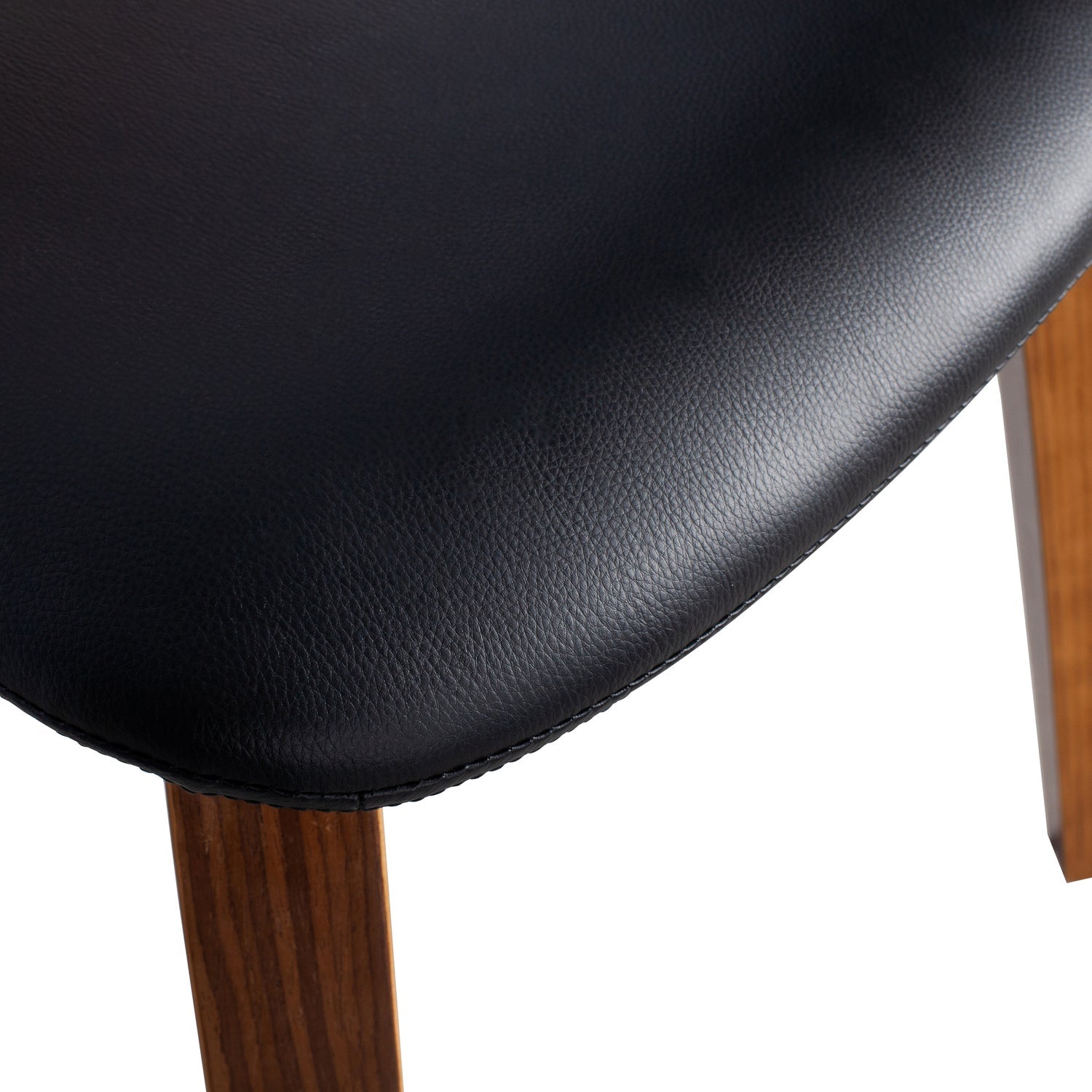 Stuhl CLASSIC Nussfurnier mit schwarzem Kunstleder
