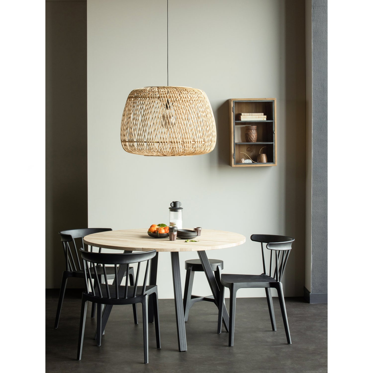 Round table TABLO oak with a V-shaped base