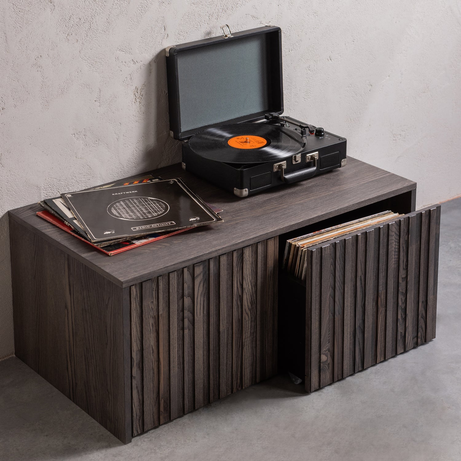 Bank mit grau grau -brauner Aschefurnier