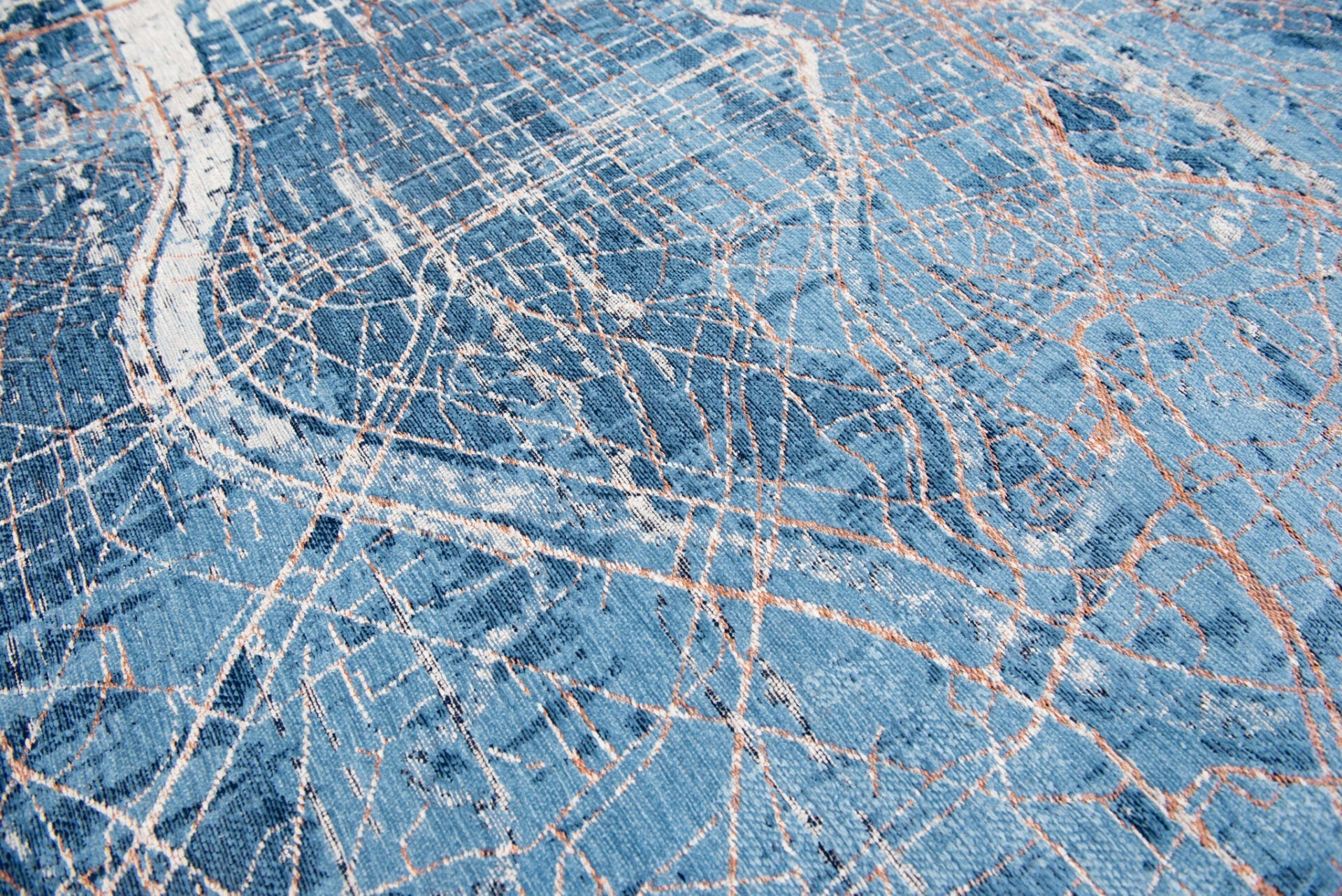 Dywan CITIES TOKYO CONDUCTIVE BLUE niebieski – Louis de Poortere