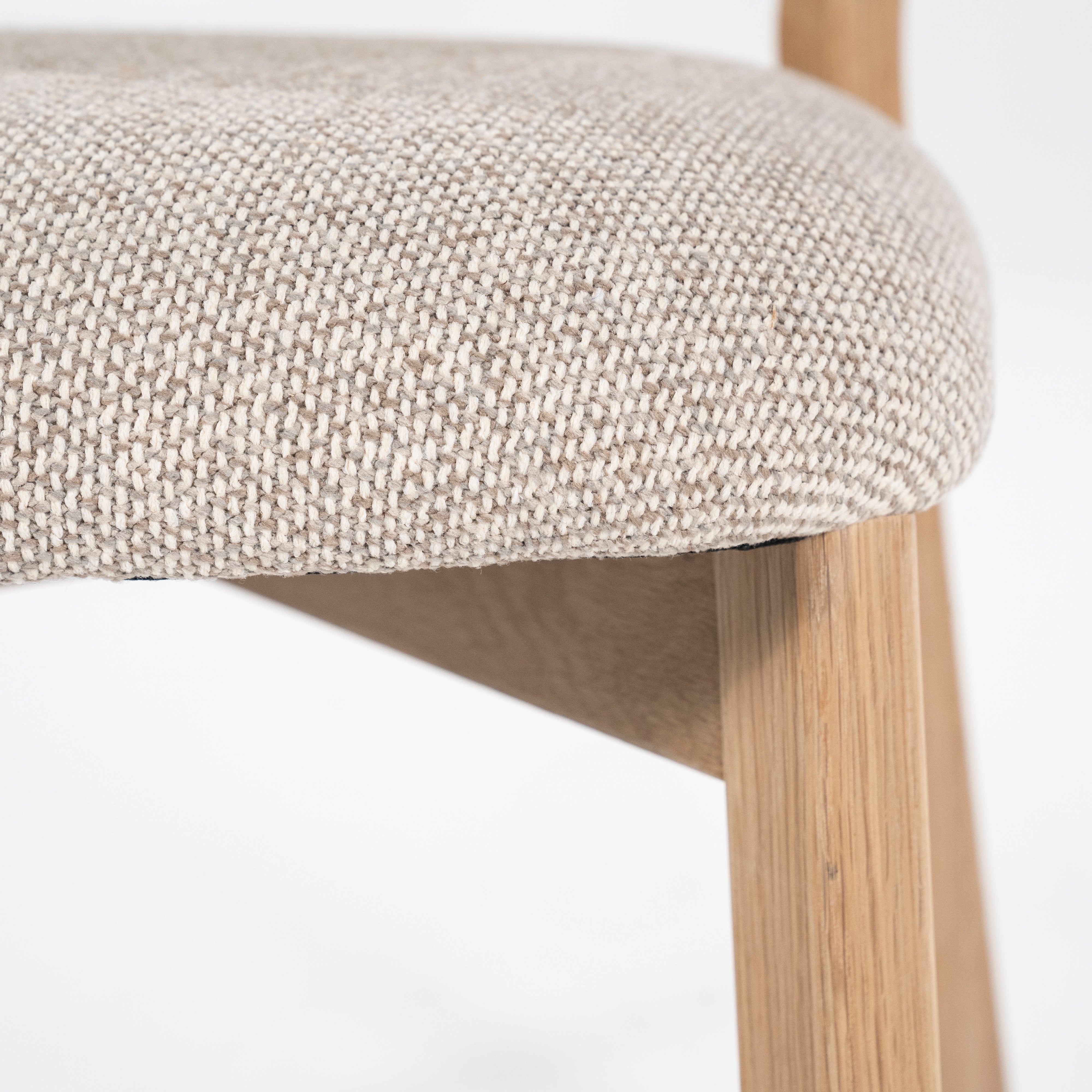 Stuhl MIKKY taupe mit Eichenbasis