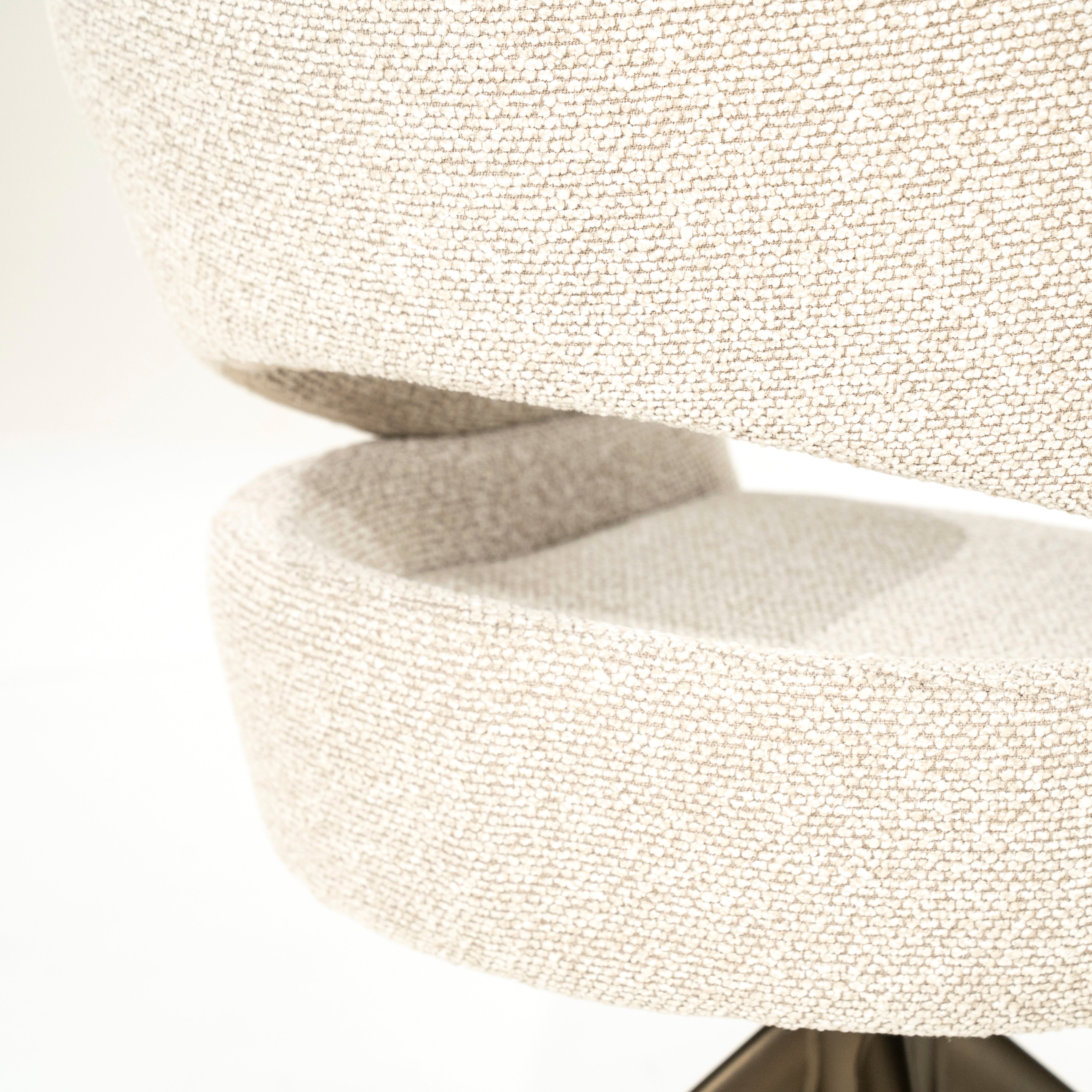 Drehstuhl HAILEY beige mit dunkelbraunem Fuß