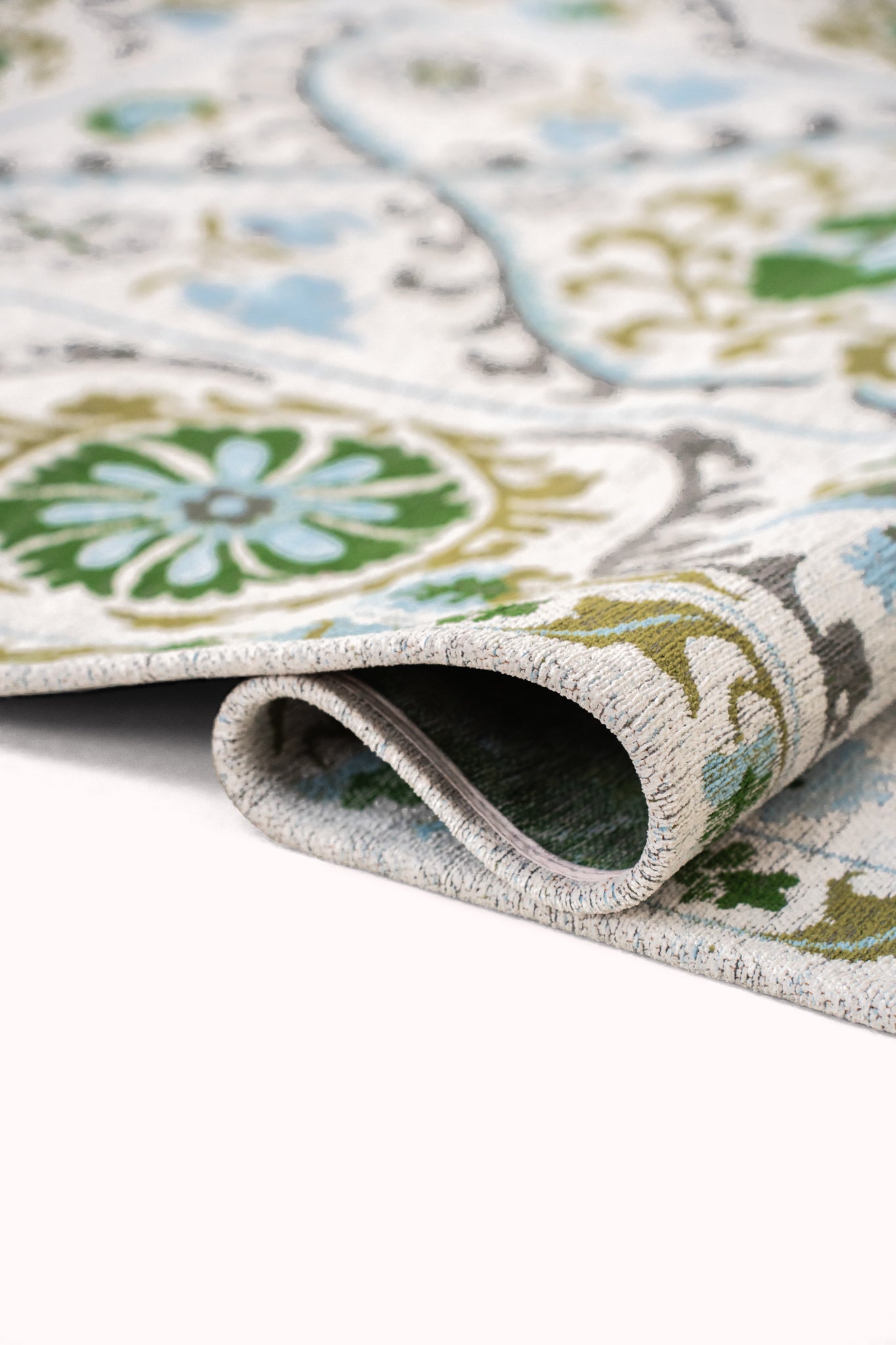 Teppich SUZANI SLAVIA gebrochenes Weiß mit Grün und Blau