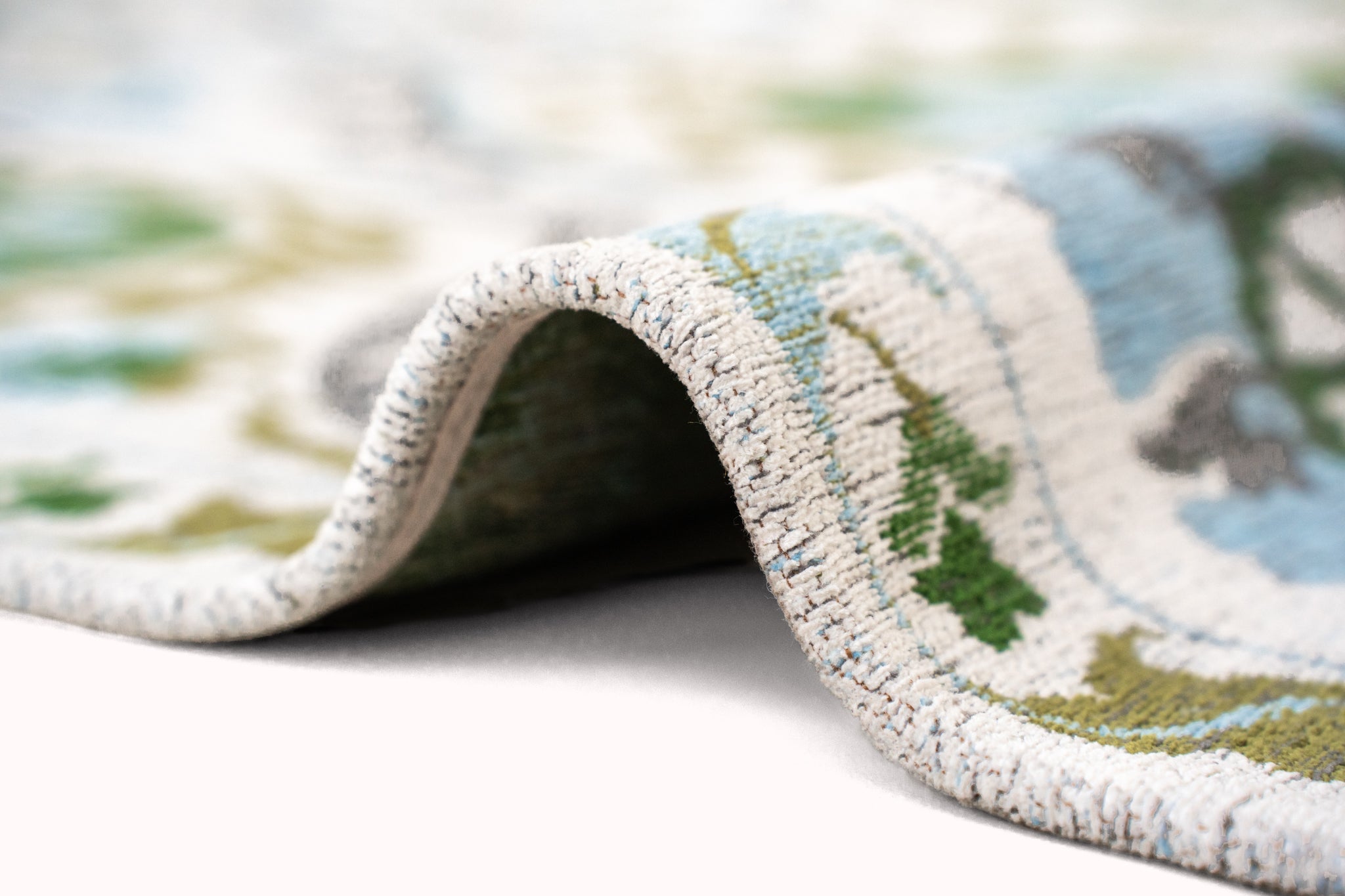 Teppich SUZANI SLAVIA gebrochenes Weiß mit Grün und Blau