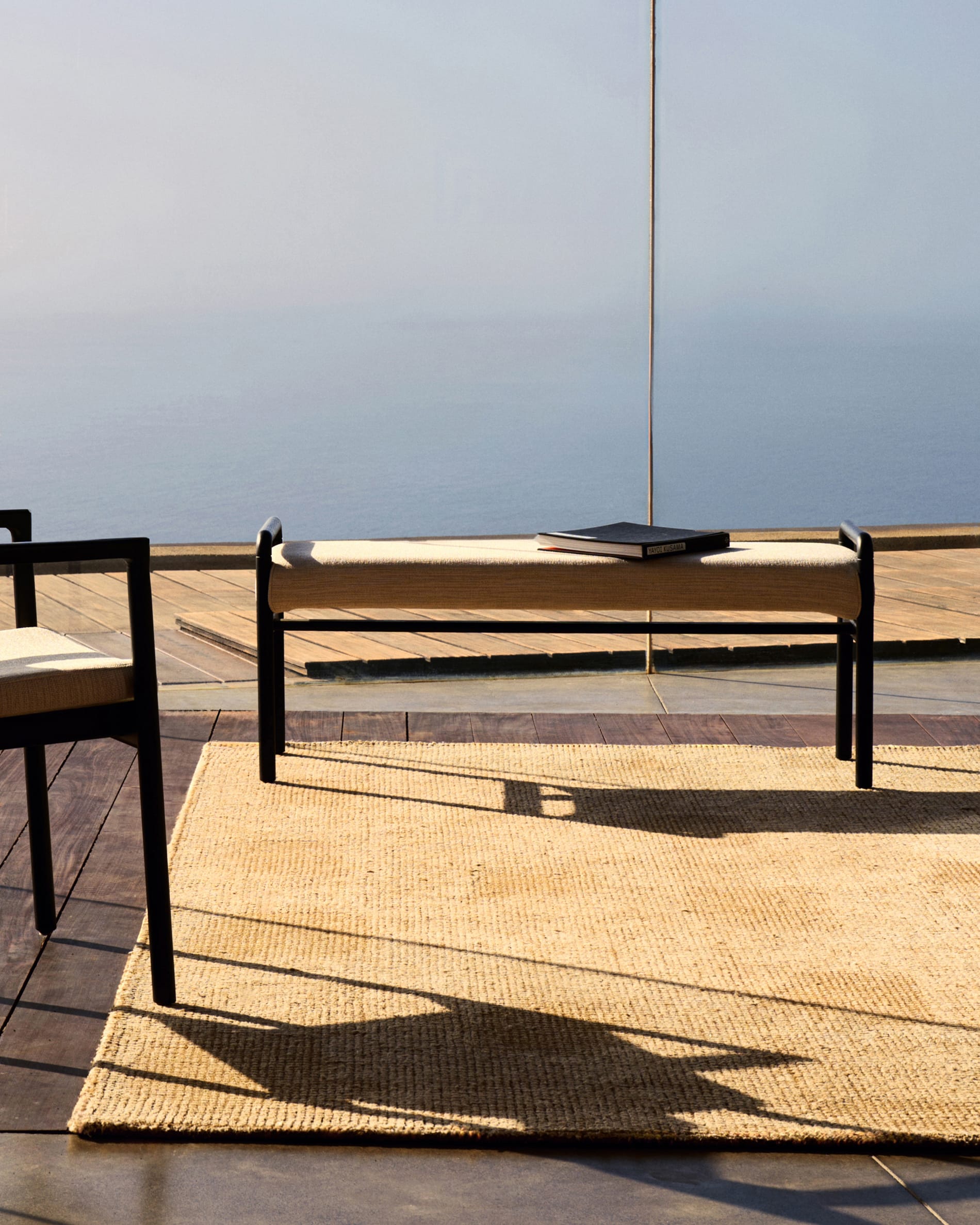 MACARET beige Chenille-Bank mit Untergestell aus schwarzer Eiche