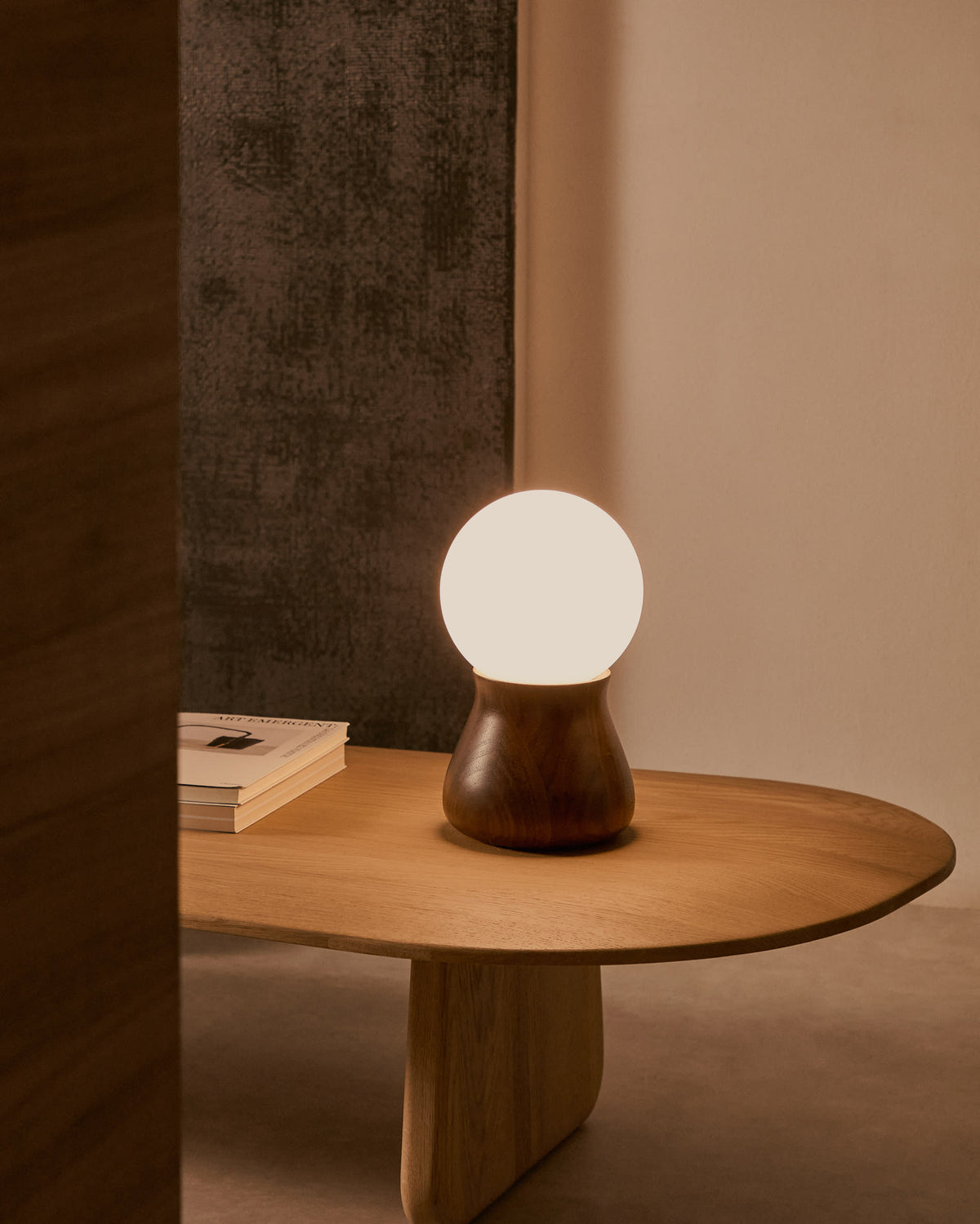 Lampa stołowa OKENI orzechowe drewno i szkło – ujęcie 2