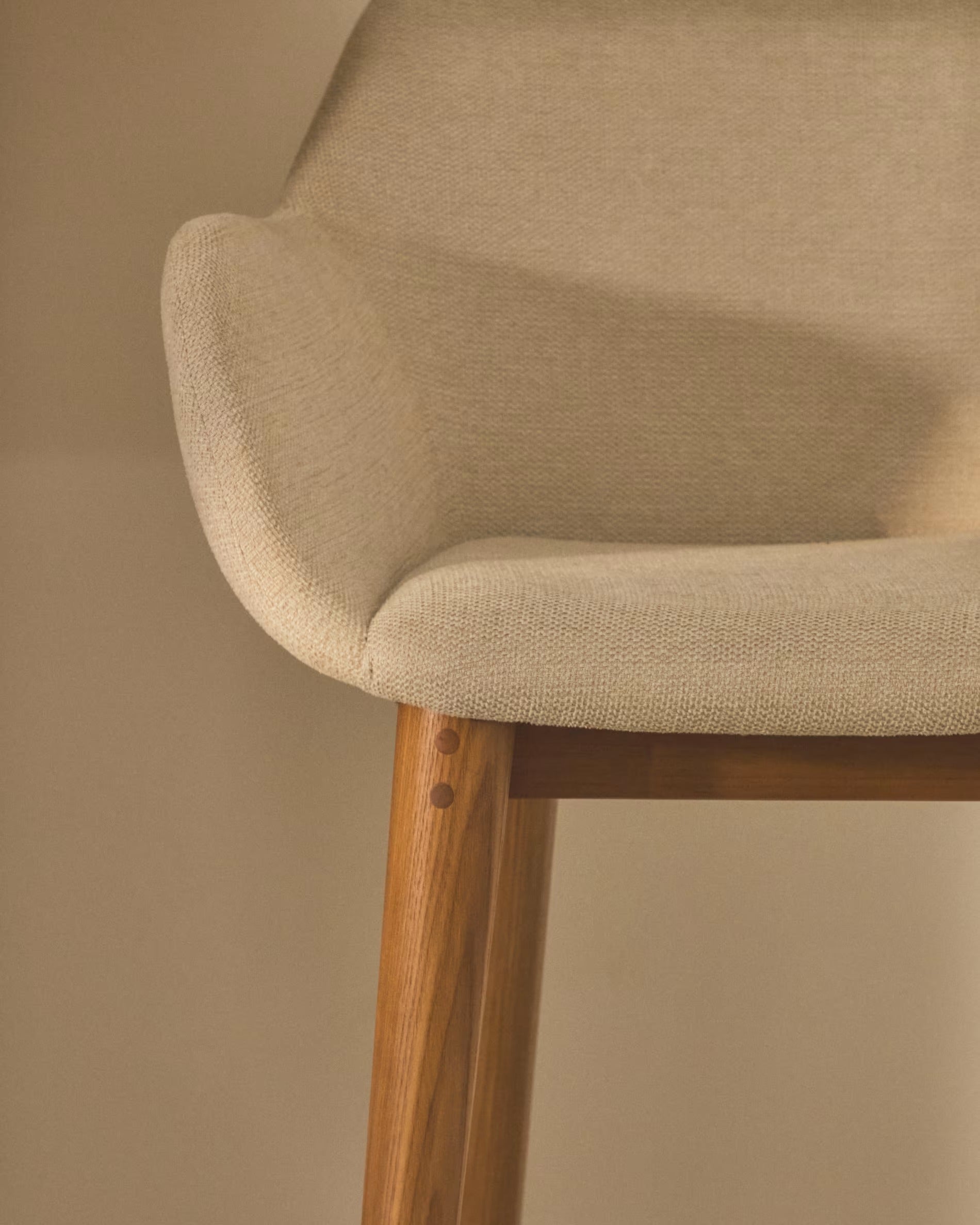 Horse riding chair beige with a dark wooden base