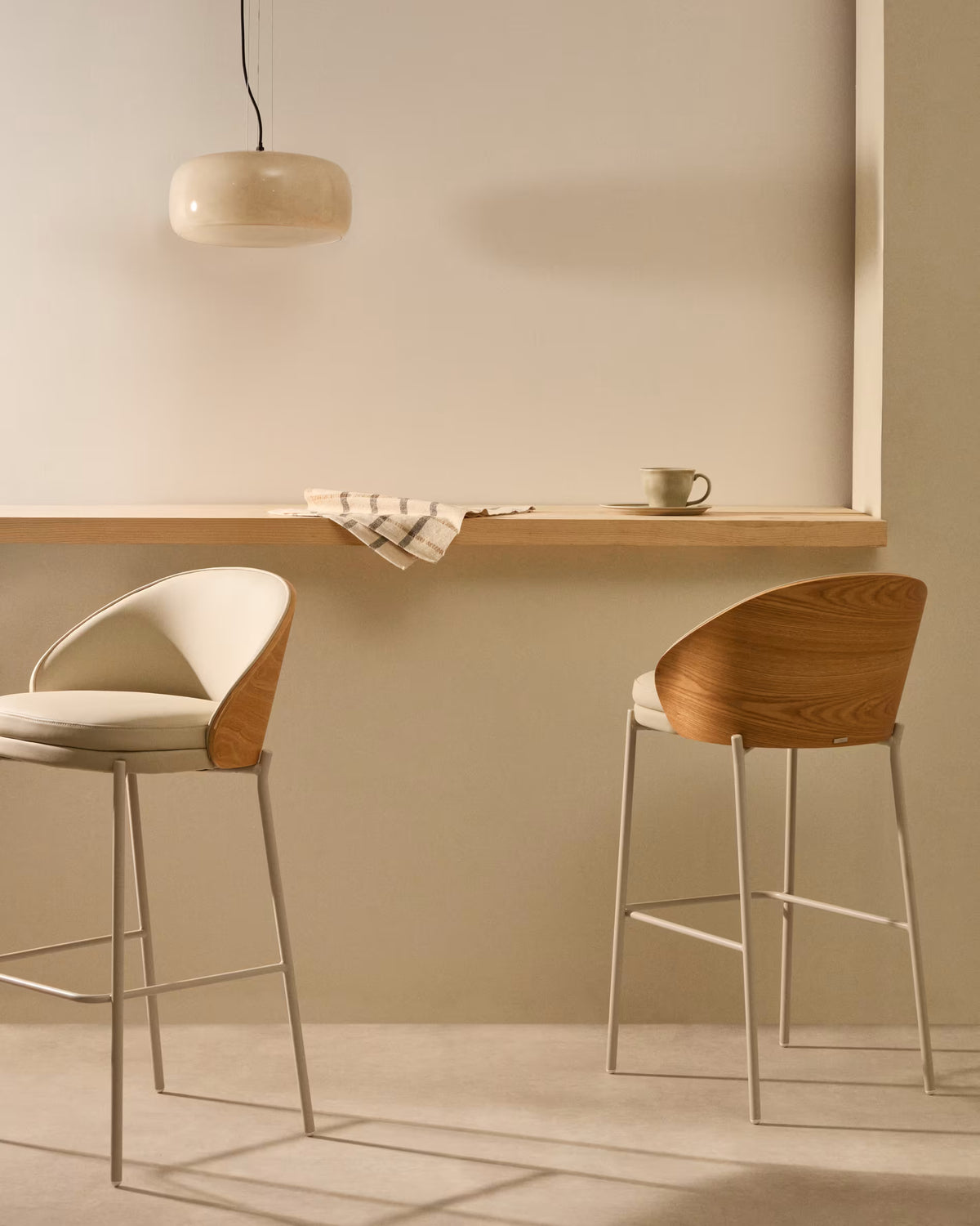 Eama Bar Stuhl Beige Eco -Leather mit Asche Finish